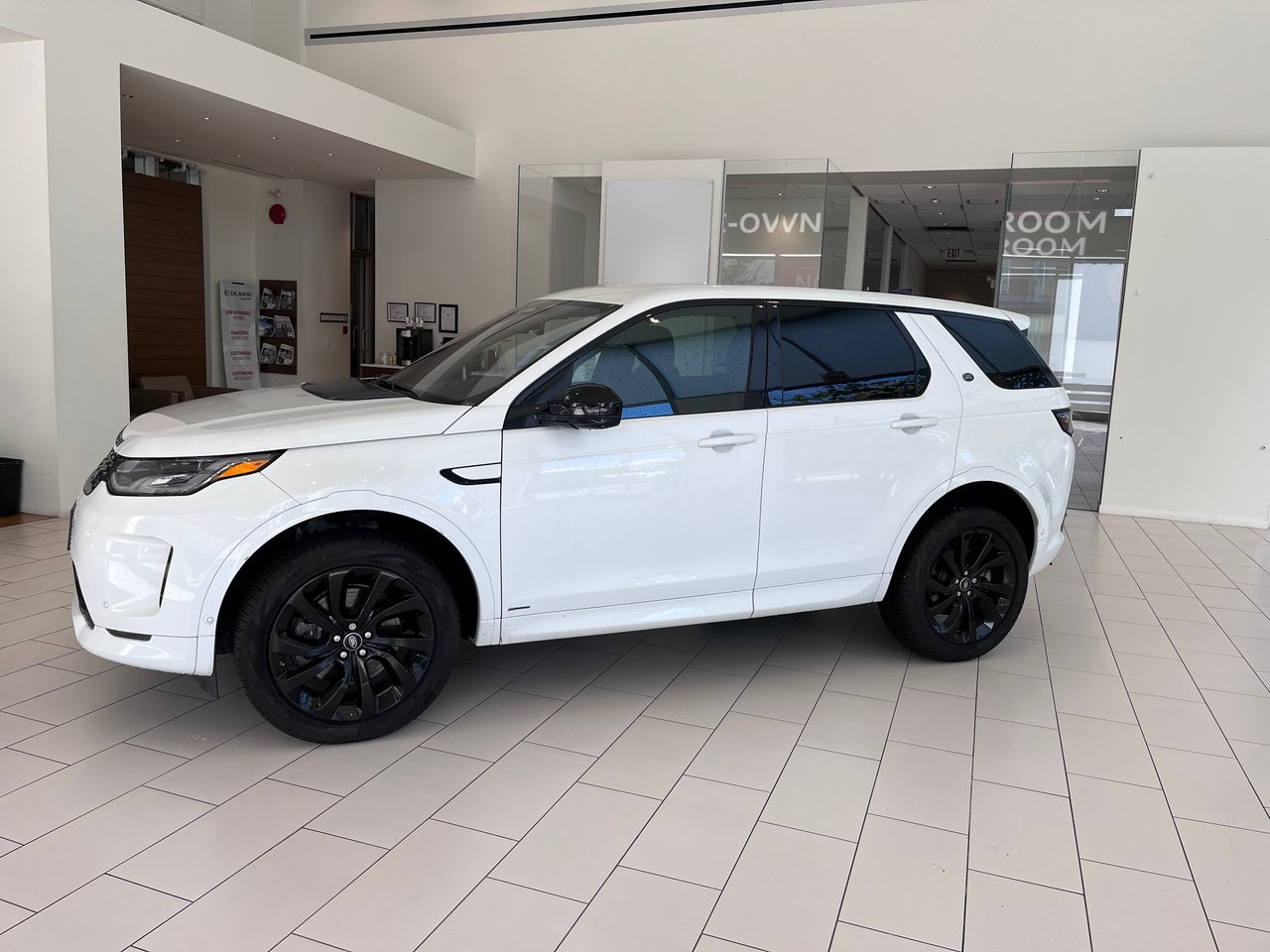 Used 2021 Fuji White Land Rover 246hp R-Dynamic SE image 6