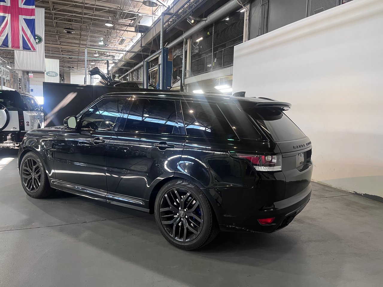 Used 2017 Santorini Black Land Rover V8 Supercharged SVR image 8