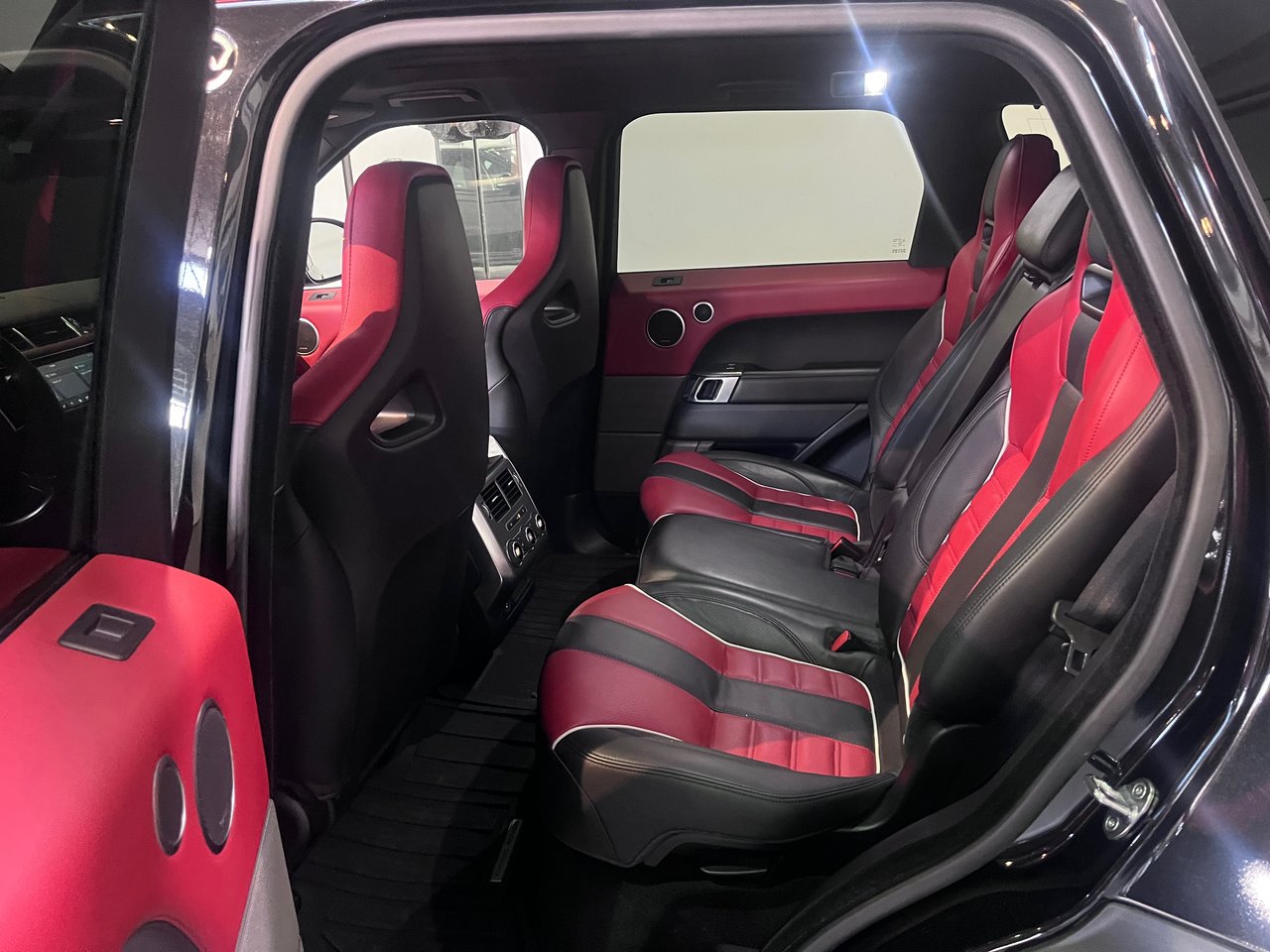 Used 2017 Santorini Black Land Rover V8 Supercharged SVR image 3