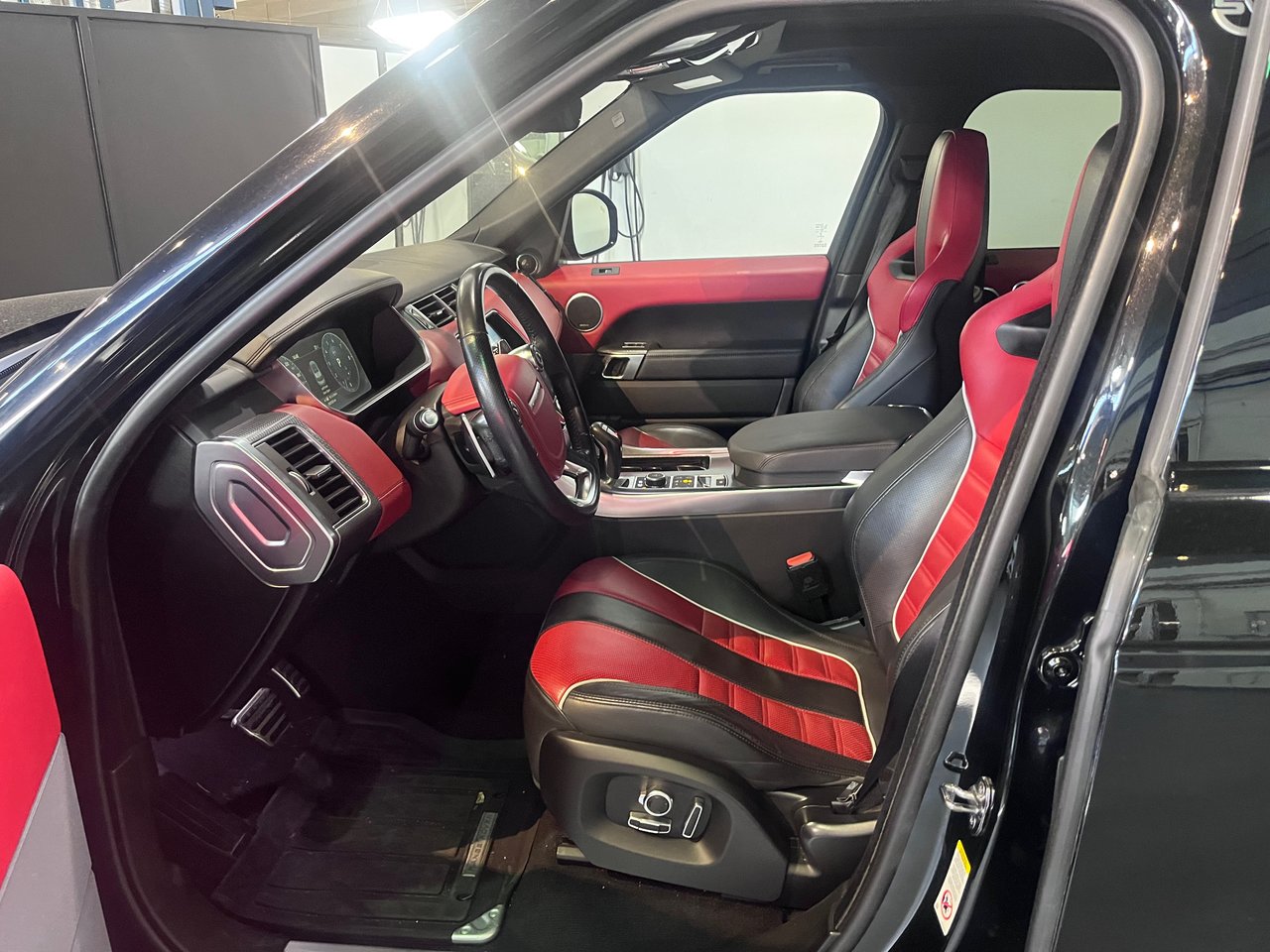 Used 2017 Santorini Black Land Rover V8 Supercharged SVR image 2