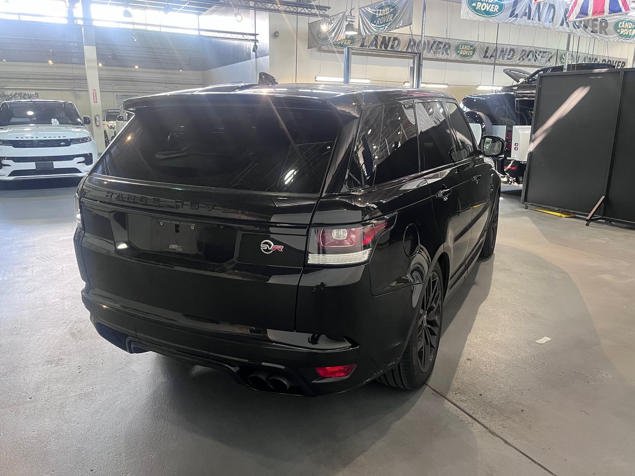 Used 2017 Santorini Black Land Rover V8 Supercharged SVR image 10