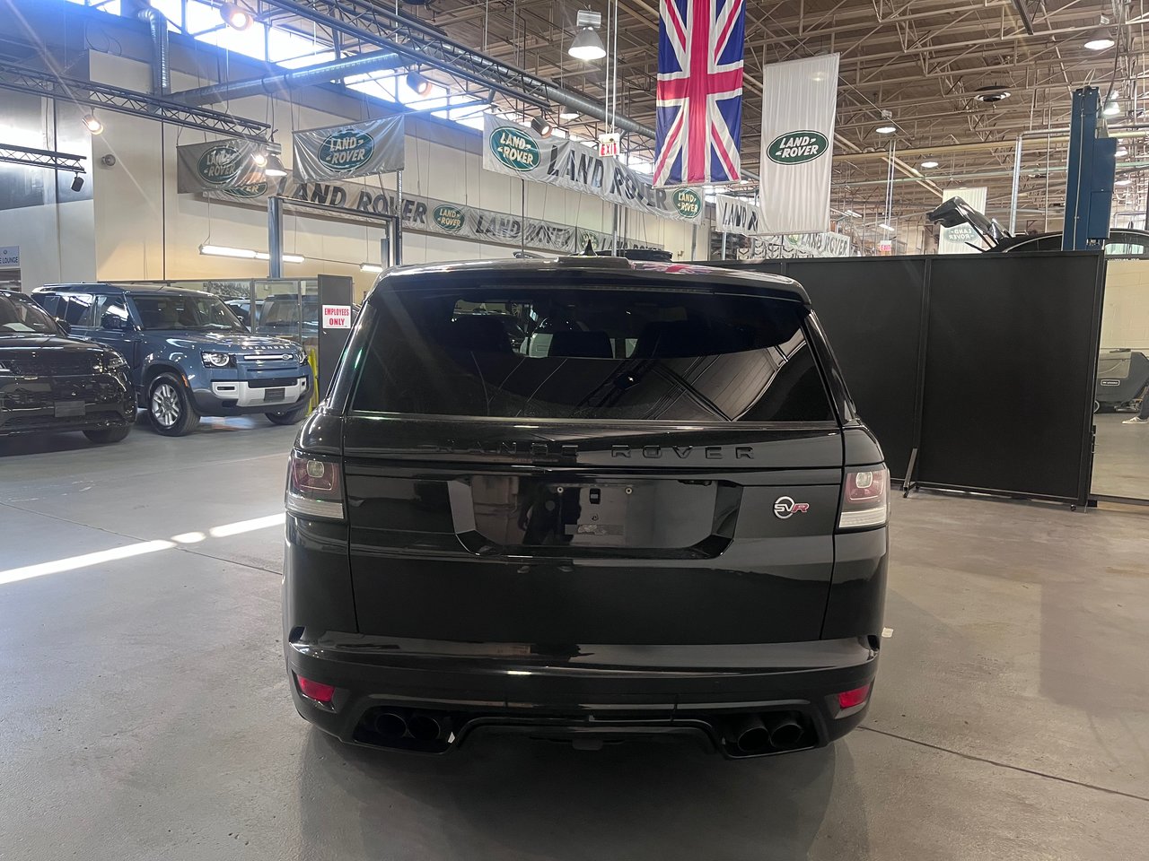 Used 2017 Santorini Black Land Rover V8 Supercharged SVR image 9