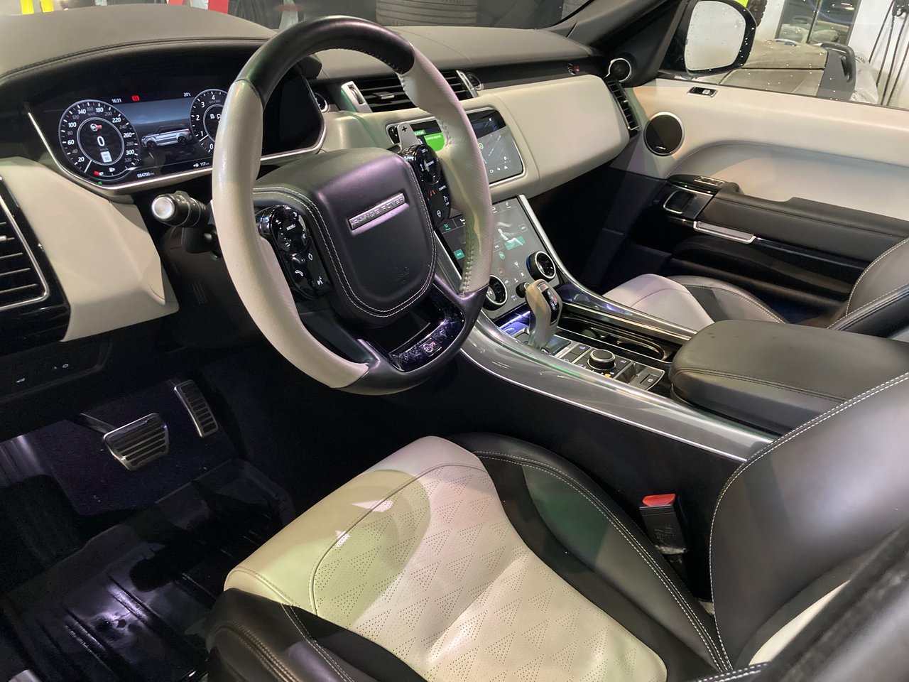 Used 2019 Santorini Black Land Rover V8 Supercharged SVR image 14