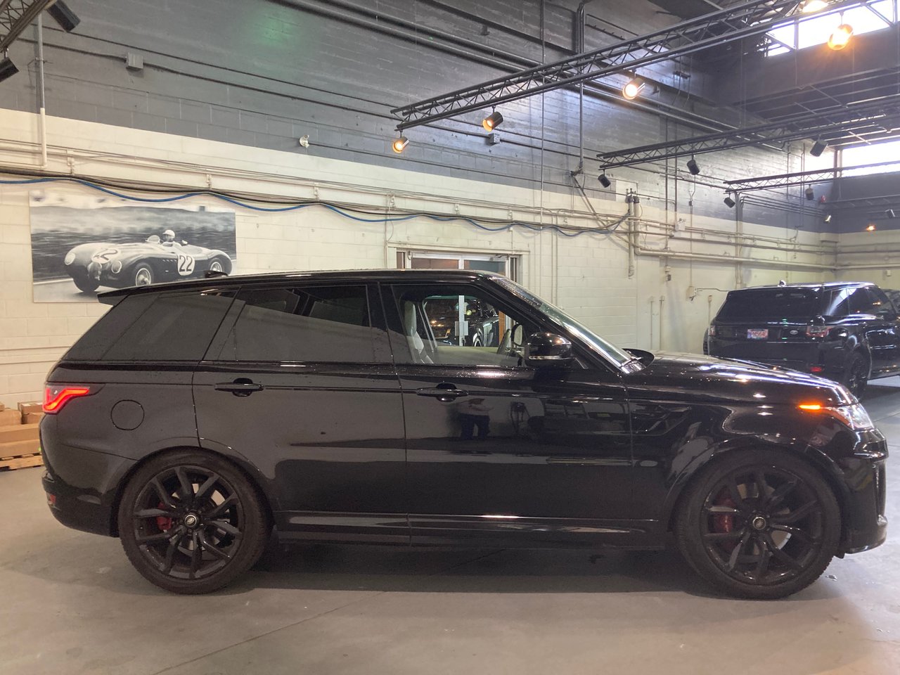 Used 2019 Santorini Black Land Rover V8 Supercharged SVR image 6