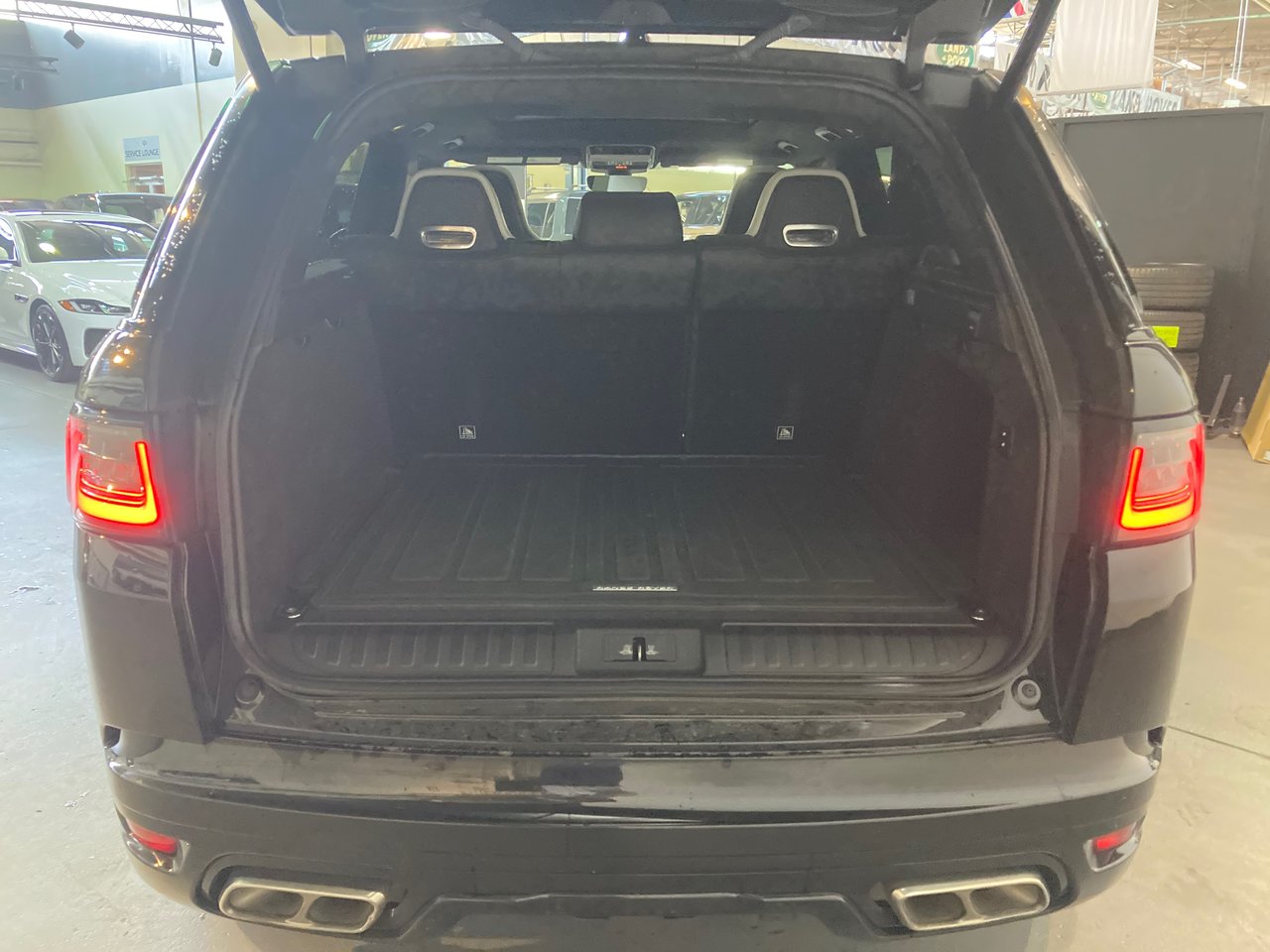 Used 2019 Santorini Black Land Rover V8 Supercharged SVR image 11