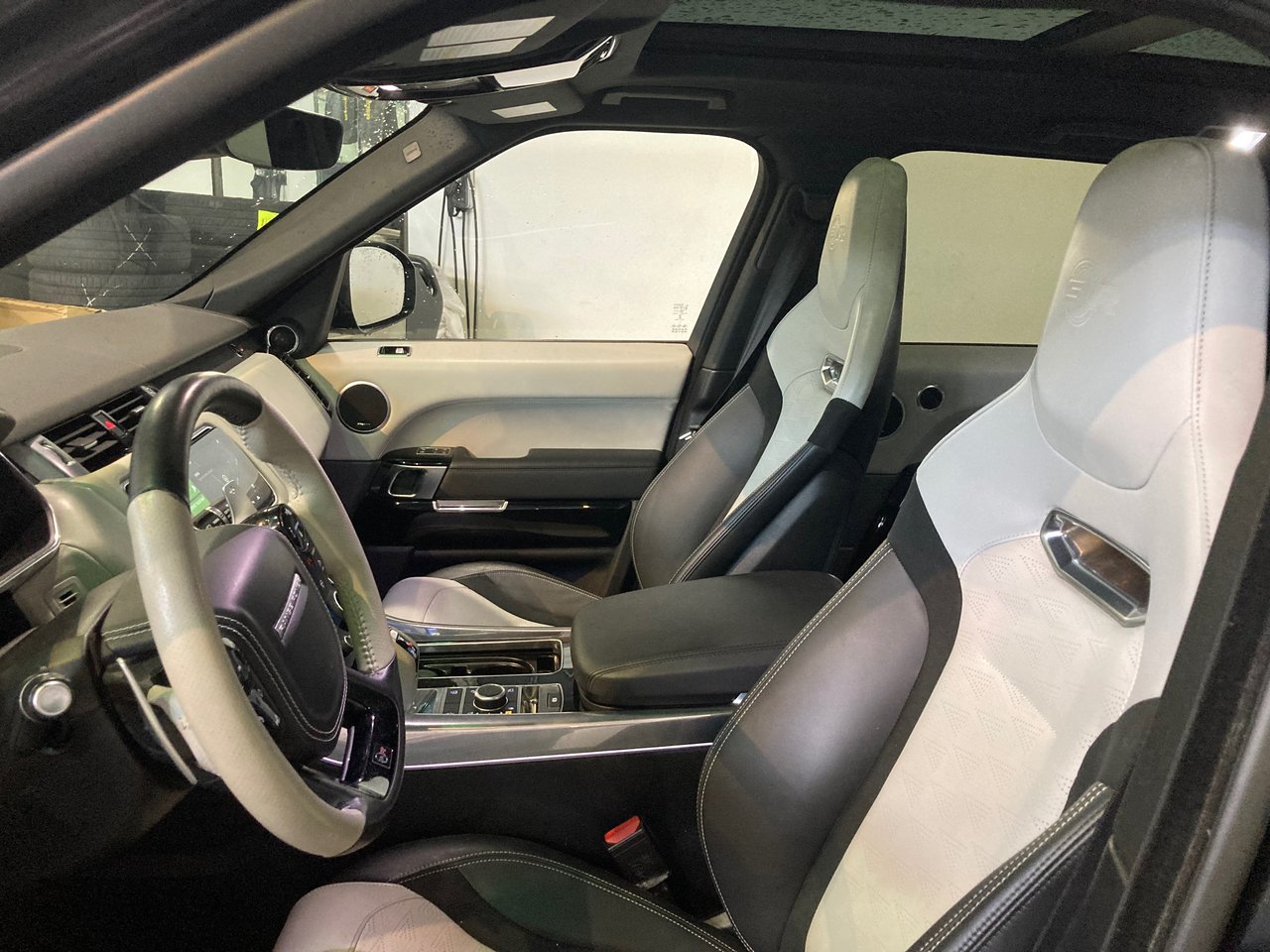 Used 2019 Santorini Black Land Rover V8 Supercharged SVR image 16
