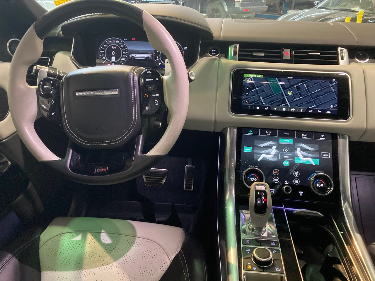 Used 2019 Santorini Black Land Rover V8 Supercharged SVR image 13