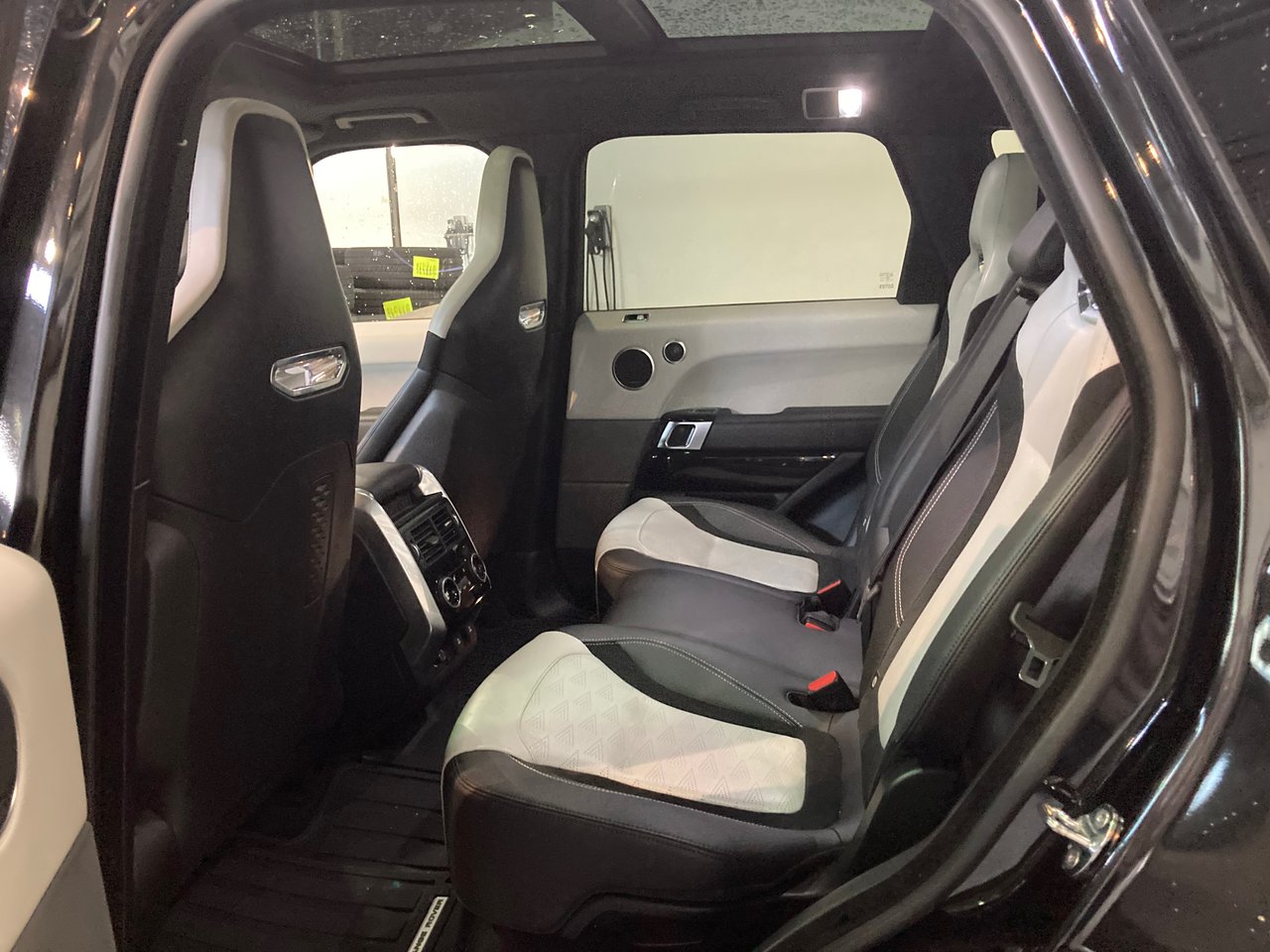 Used 2019 Santorini Black Land Rover V8 Supercharged SVR image 12