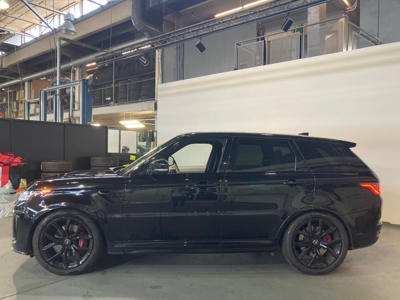 Used 2019 Santorini Black Land Rover V8 Supercharged SVR image 5