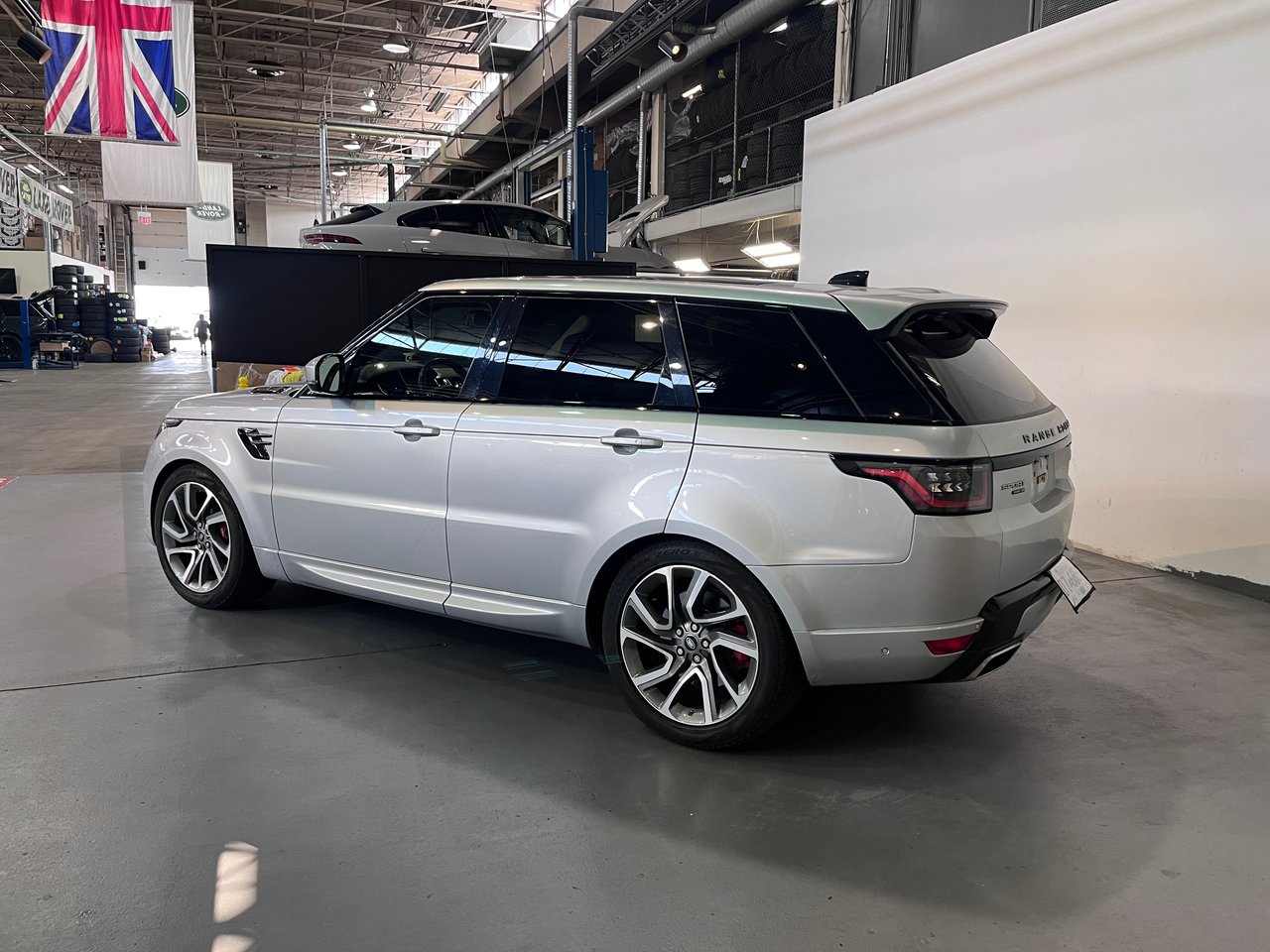 Used 2020 Indus Silver Land Rover V8 Supercharged HSE Dynamic image 8