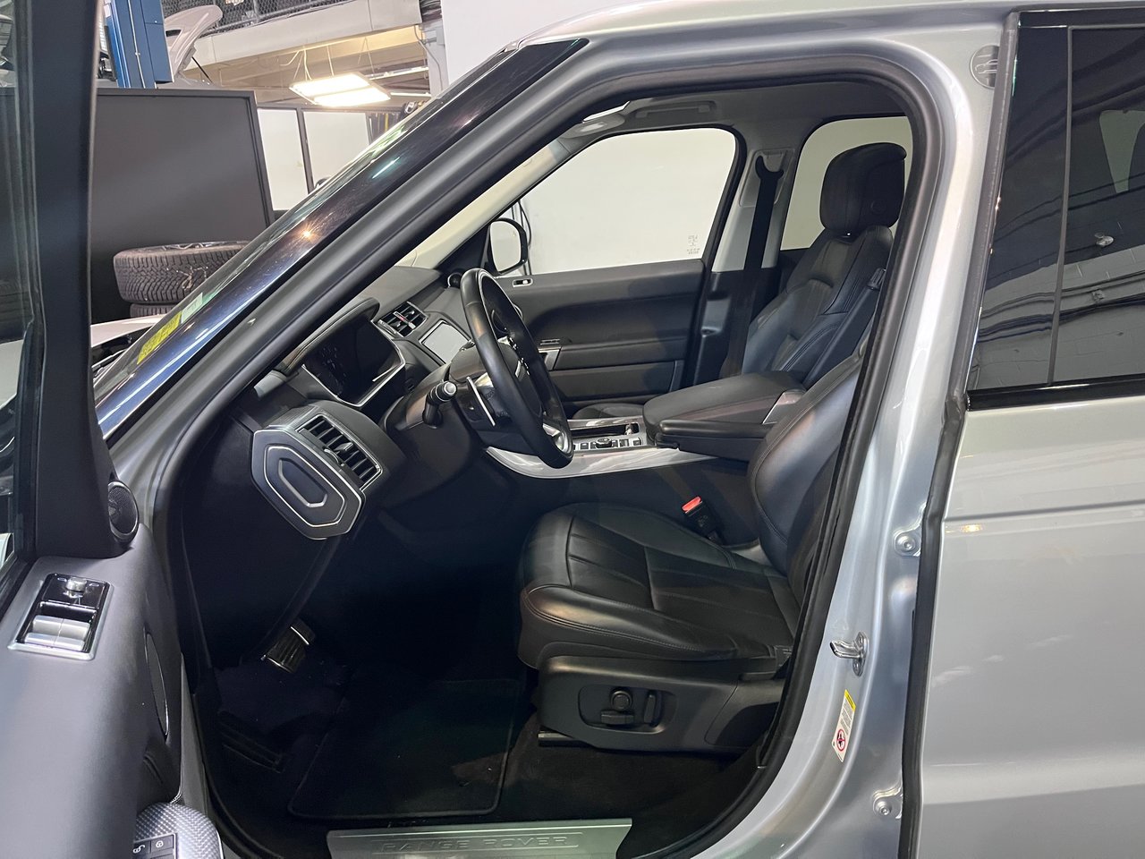 Used 2020 Indus Silver Land Rover V8 Supercharged HSE Dynamic image 2