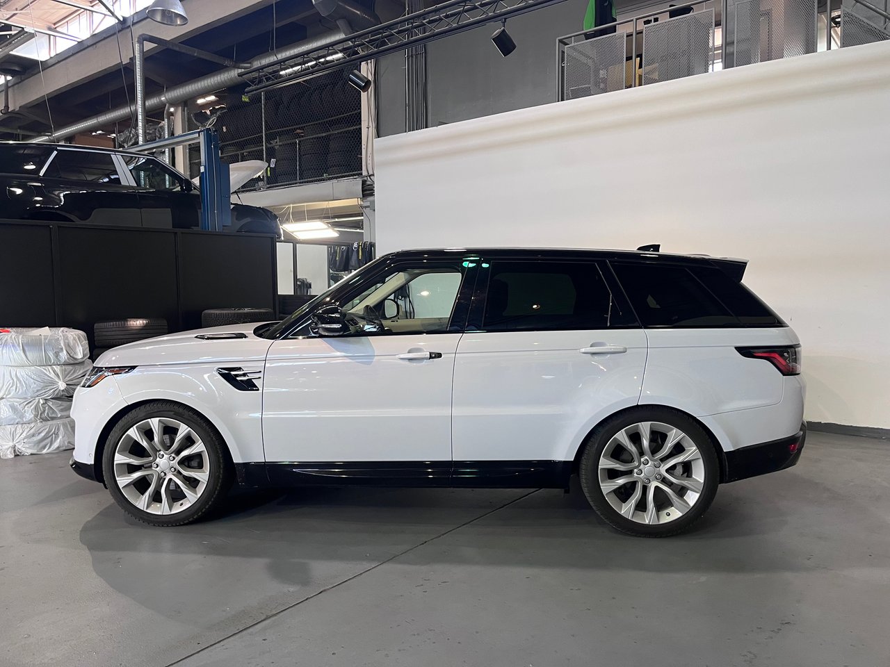 Used 2020 Yulong White Land Rover V6 Td6 HSE image 12