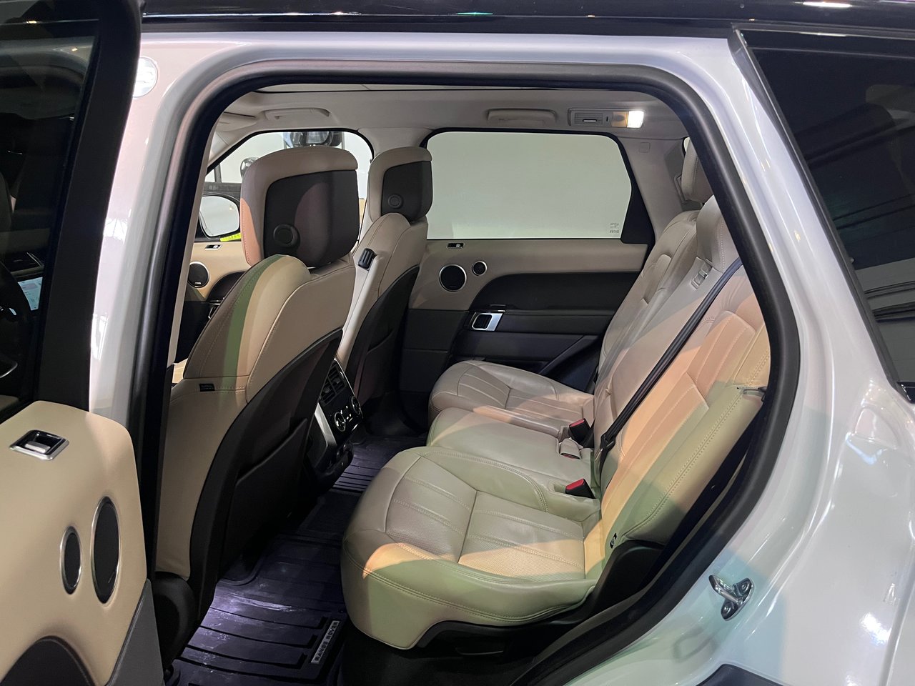 Used 2020 Yulong White Land Rover V6 Td6 HSE image 3