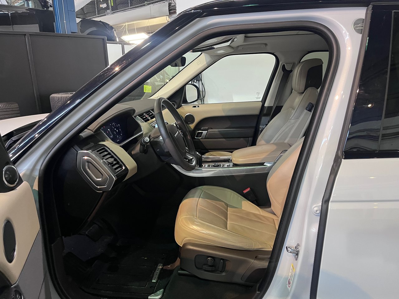 Used 2020 Yulong White Land Rover V6 Td6 HSE image 2