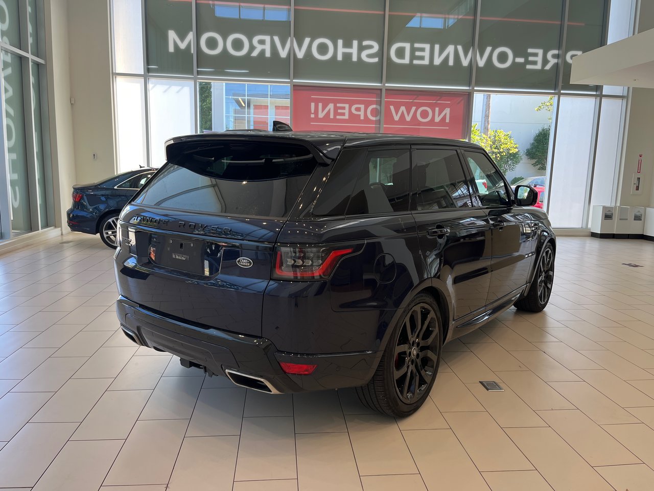 Certified Used 2021 Portofino Blue Land Rover V8 Supercharged HSE Dynamic image 11