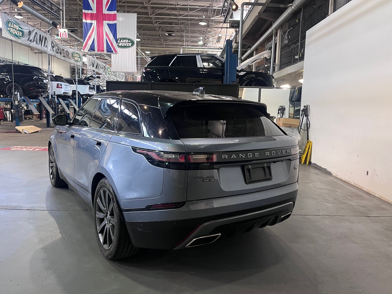 Used 2019 Byron Blue Land Rover P380 HSE R-Dynamic image 9