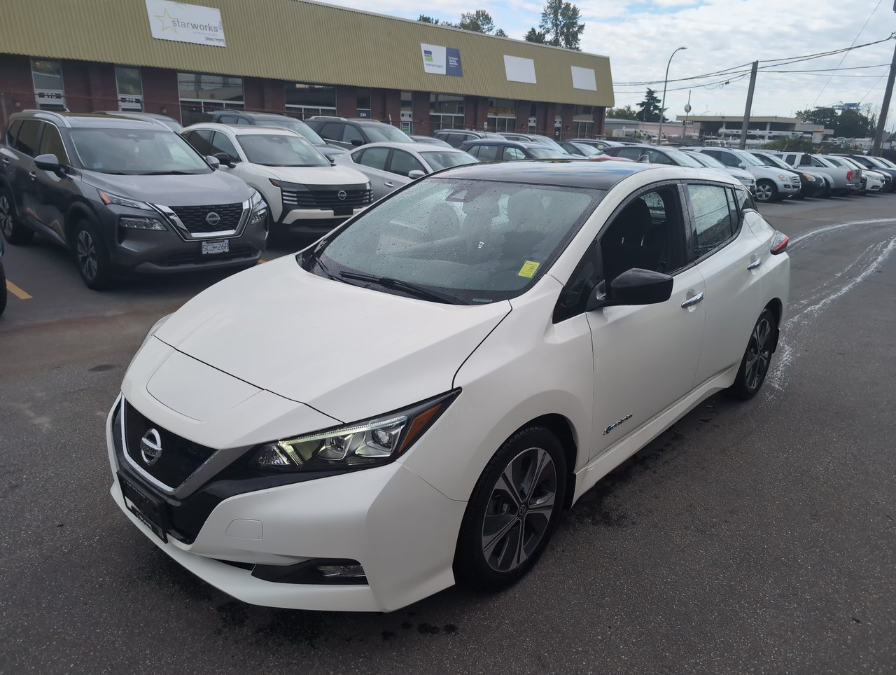 Two-Tone White Pearl w/ Super Black Roof 2019 Nissan LEAF Hatchback Front-Wheel Drive Automatic