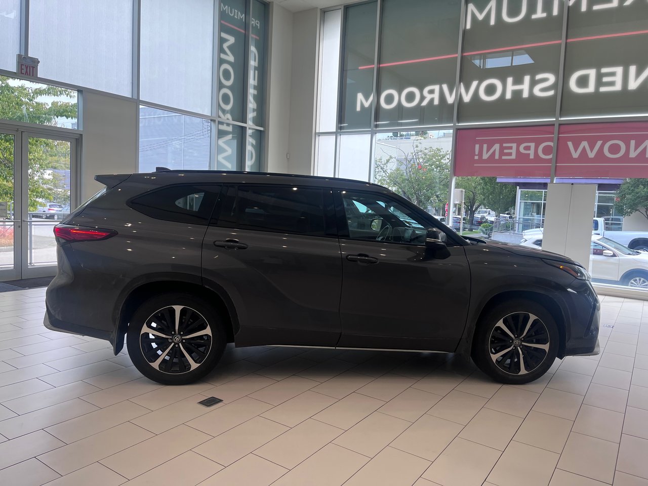 Used 2022 Magnetic Grey Metallic Toyota XSE AWD image 11