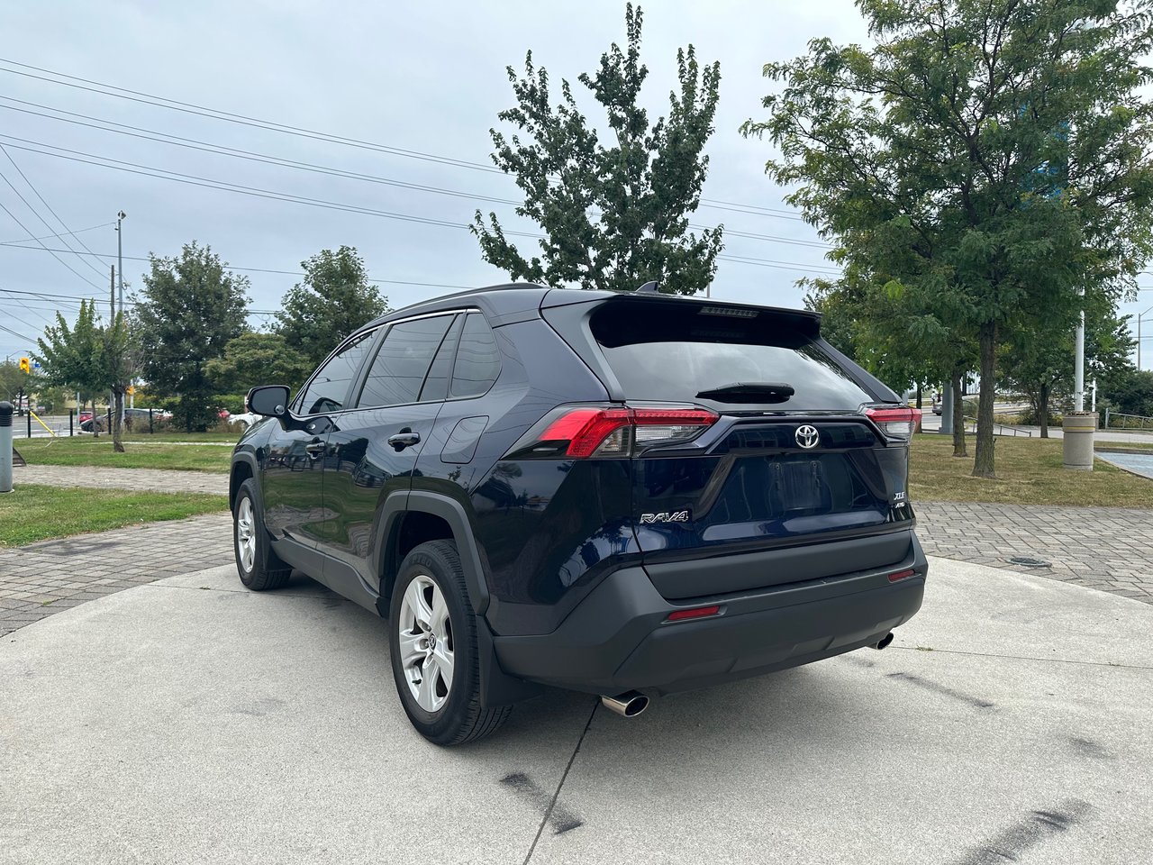 Used 2021 Midnight Black Met Toyota XLE image 7