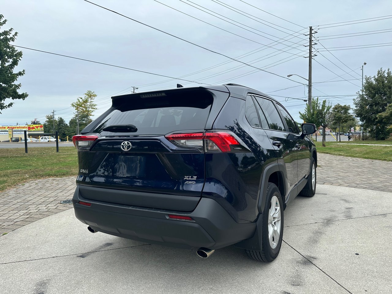 Used 2021 Midnight Black Met Toyota XLE image 9