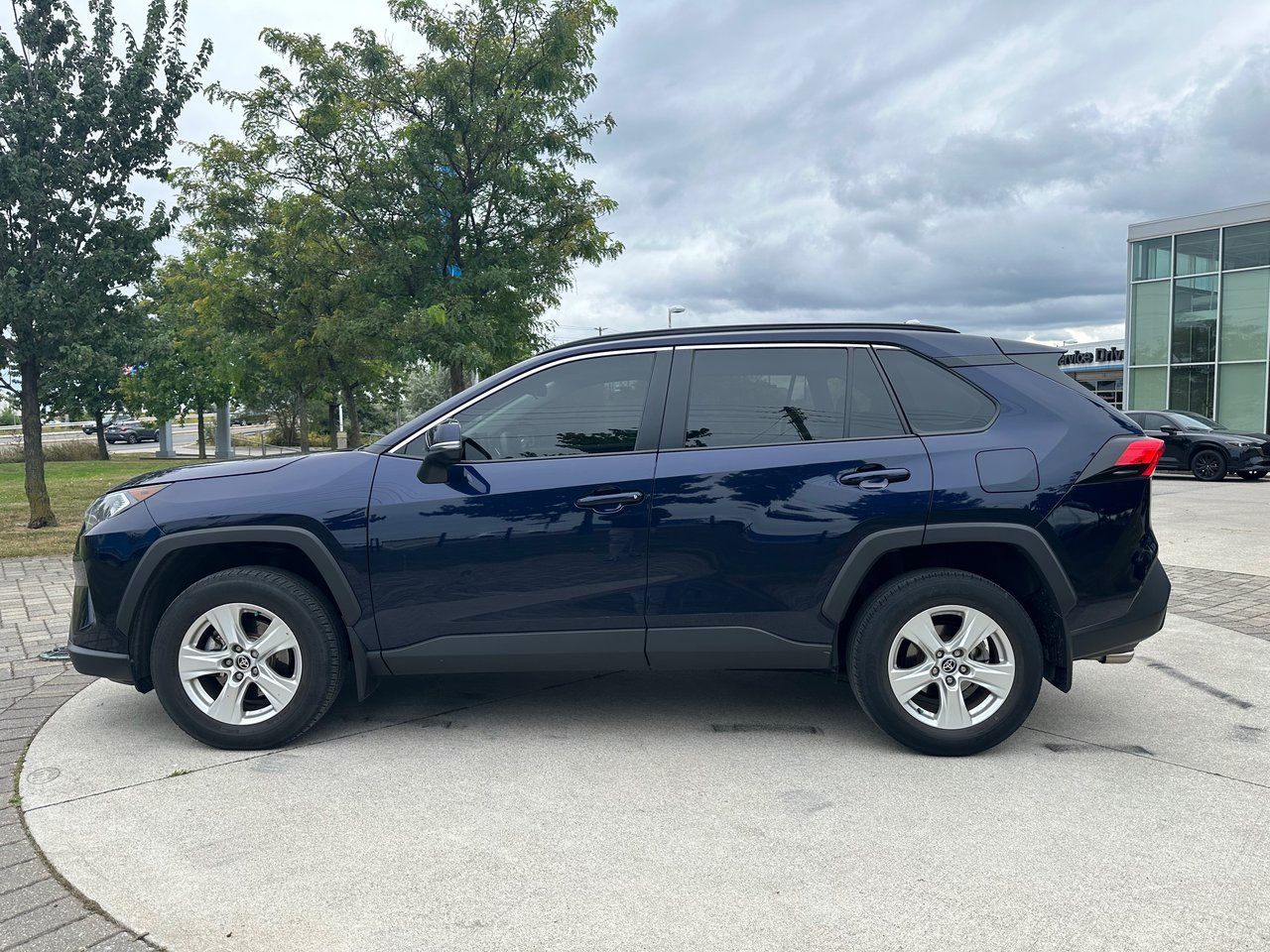Used 2021 Midnight Black Met Toyota XLE image 5