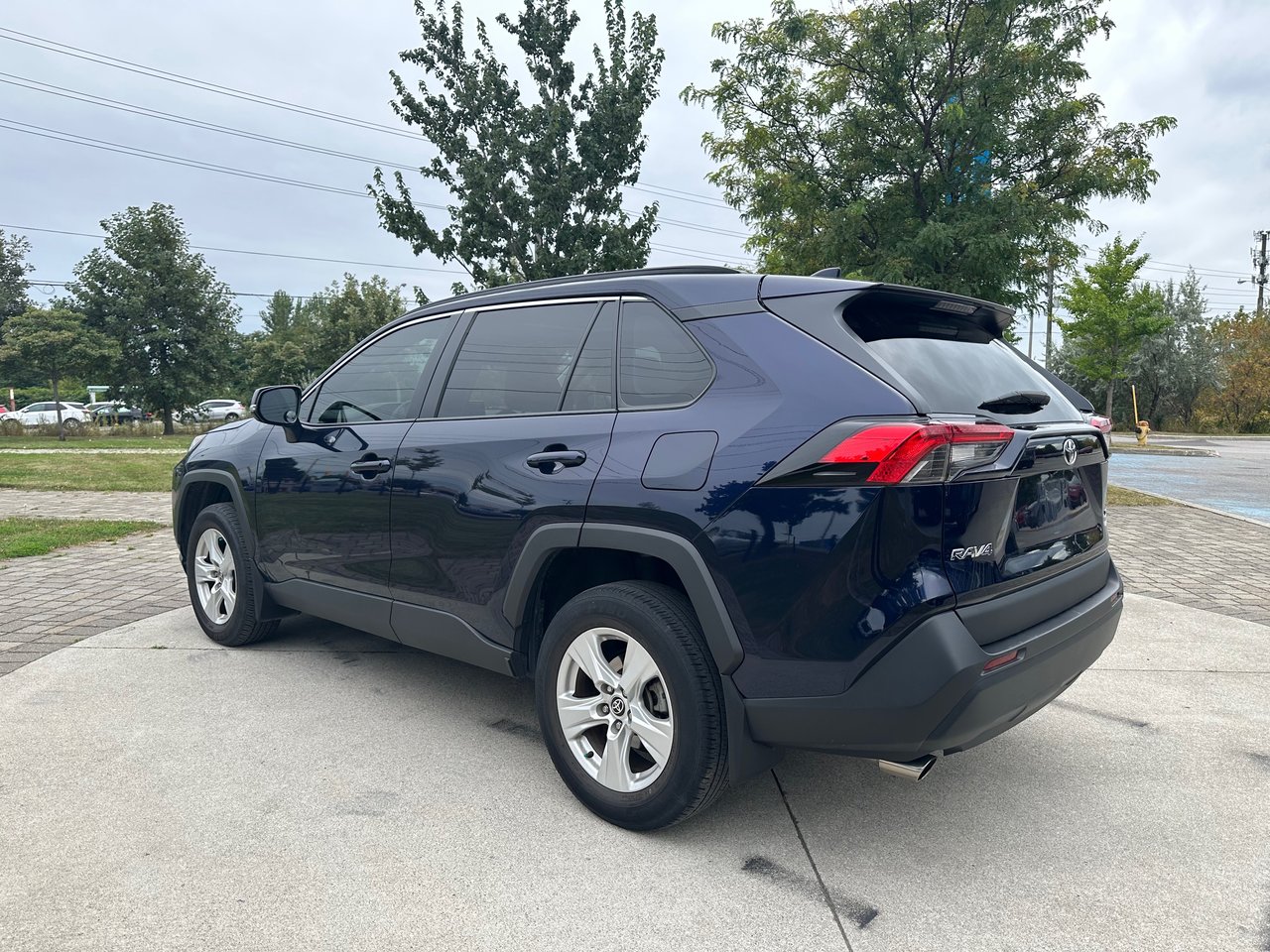 Used 2021 Midnight Black Met Toyota XLE image 6