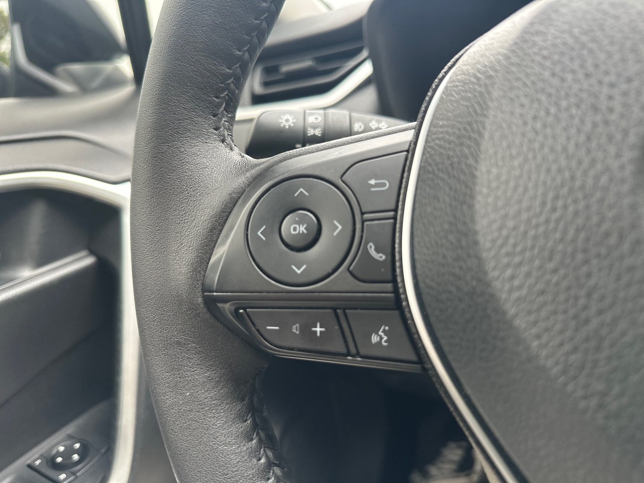 Used 2021 Midnight Black Met Toyota XLE image 23