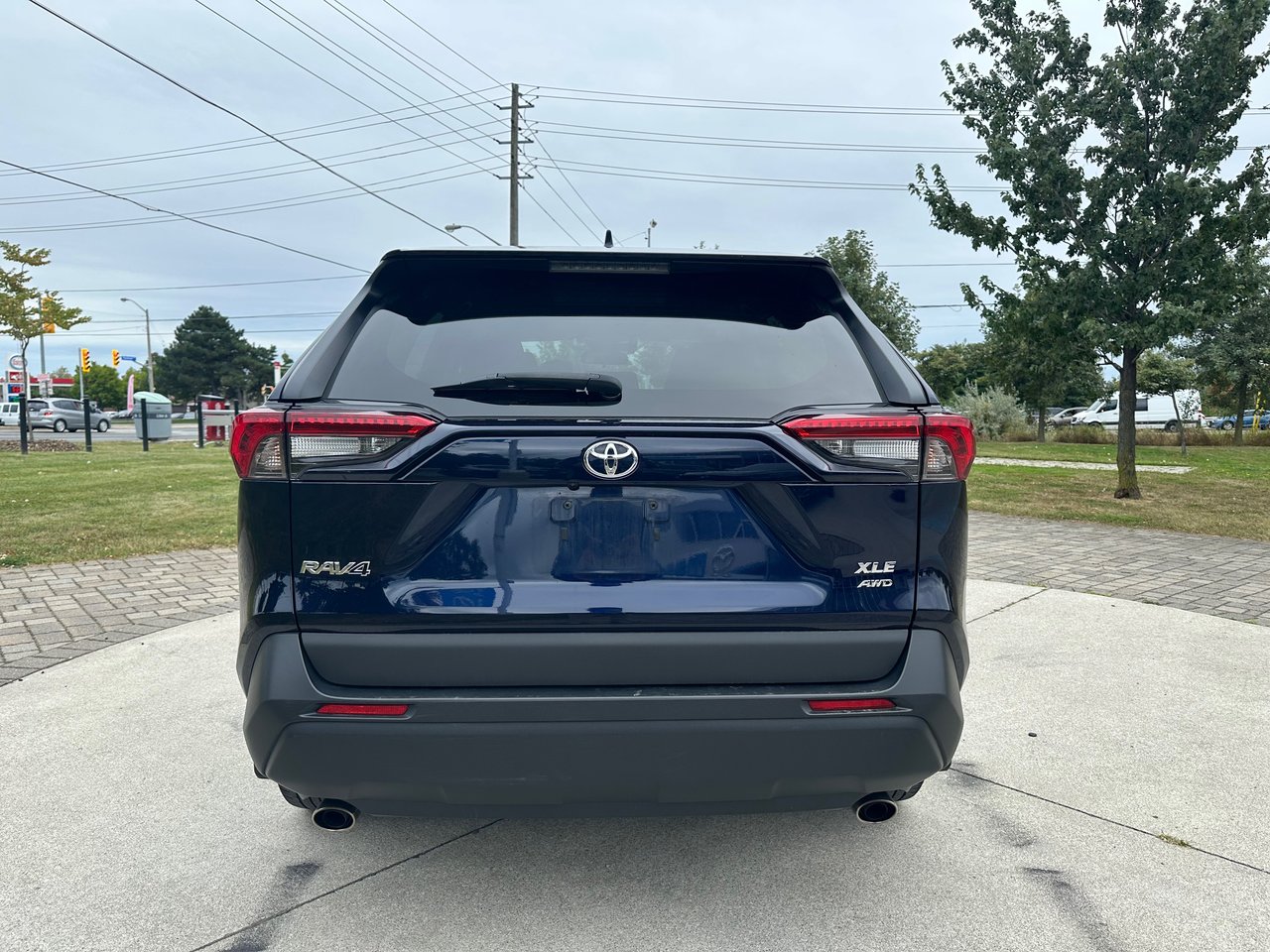 Used 2021 Midnight Black Met Toyota XLE image 8