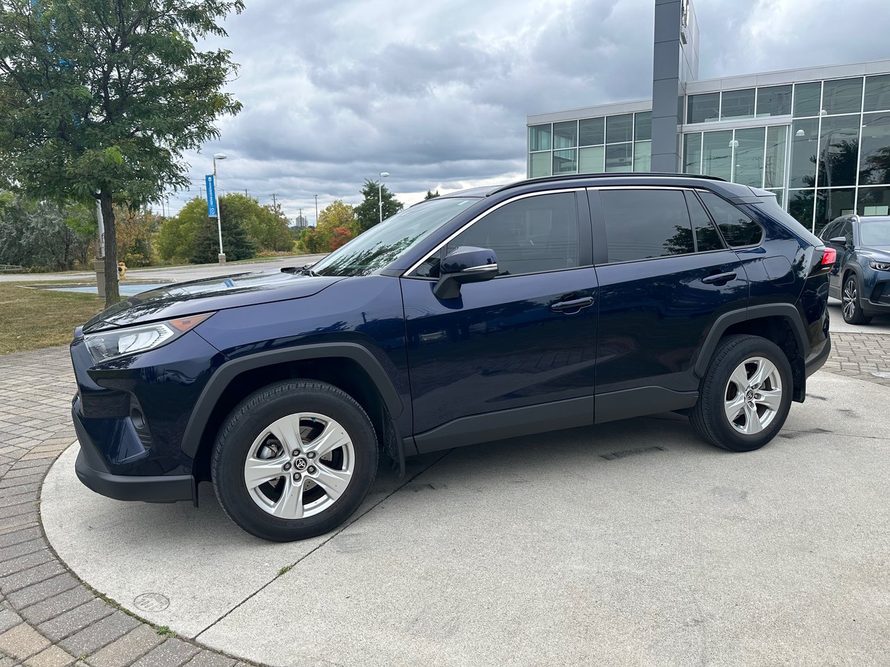 Used 2021 Midnight Black Met Toyota XLE image 3
