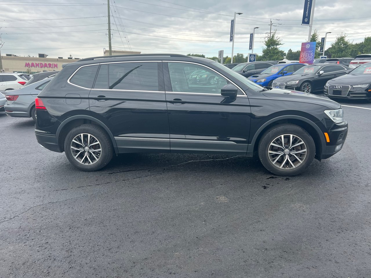 Used 2020 Deep Black Pearl Volkswagen Comfortline image 3