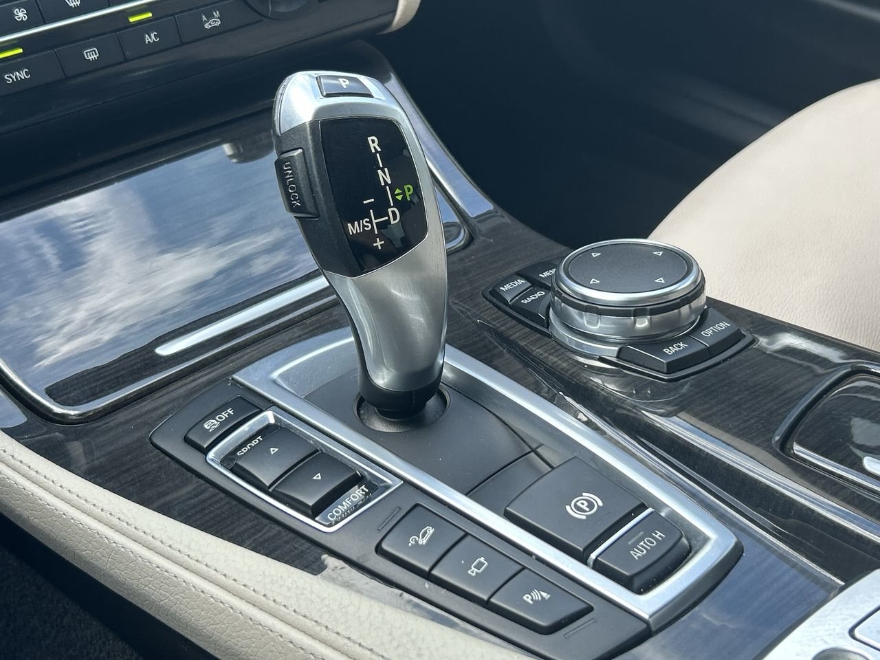Used 2016  BMW 528i xDrive image 25