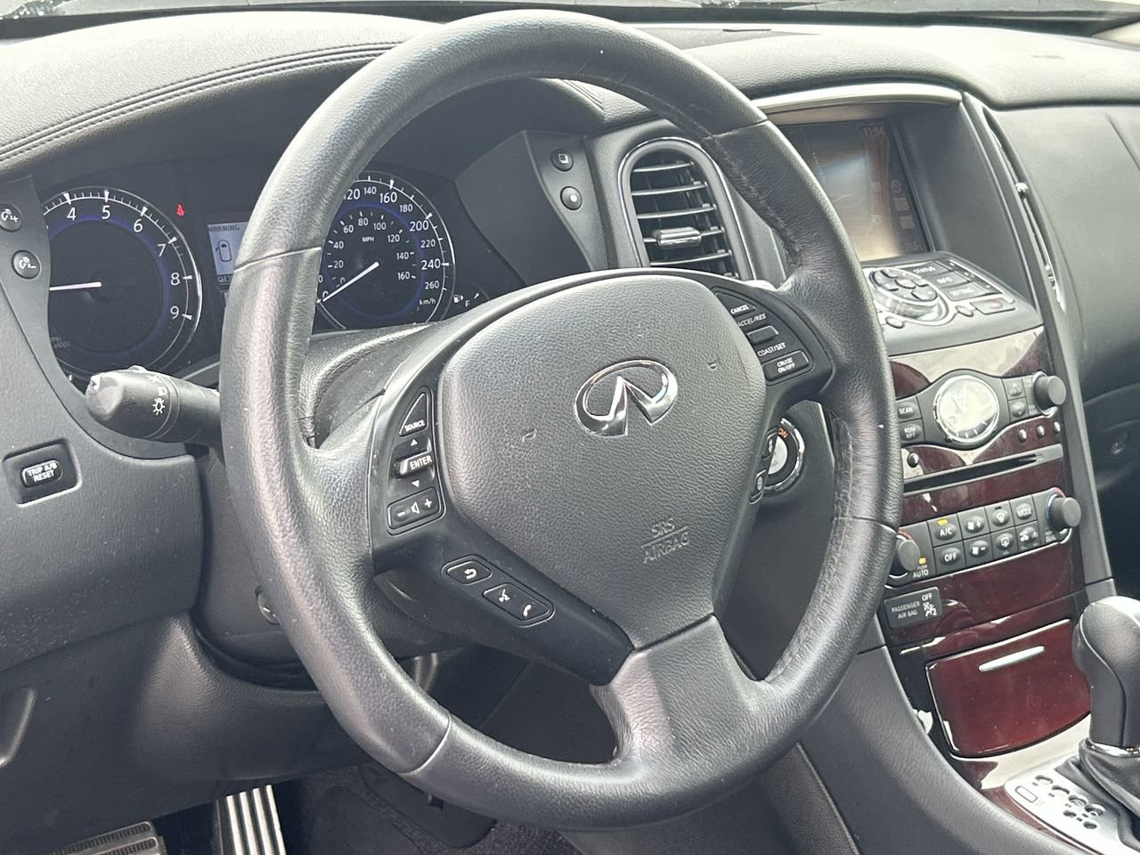Used 2017  INFINITI  image 21