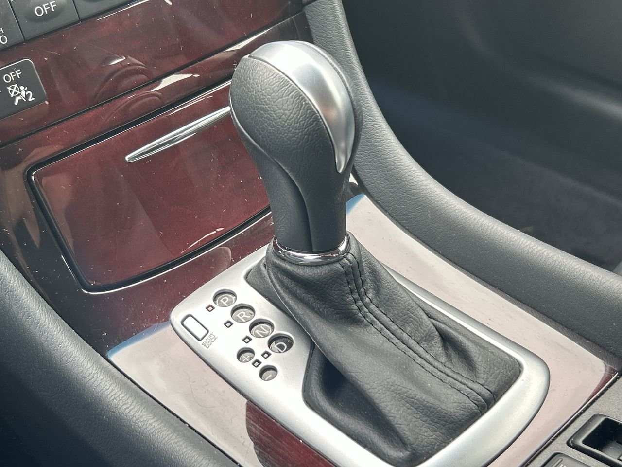 Used 2017  INFINITI  image 24