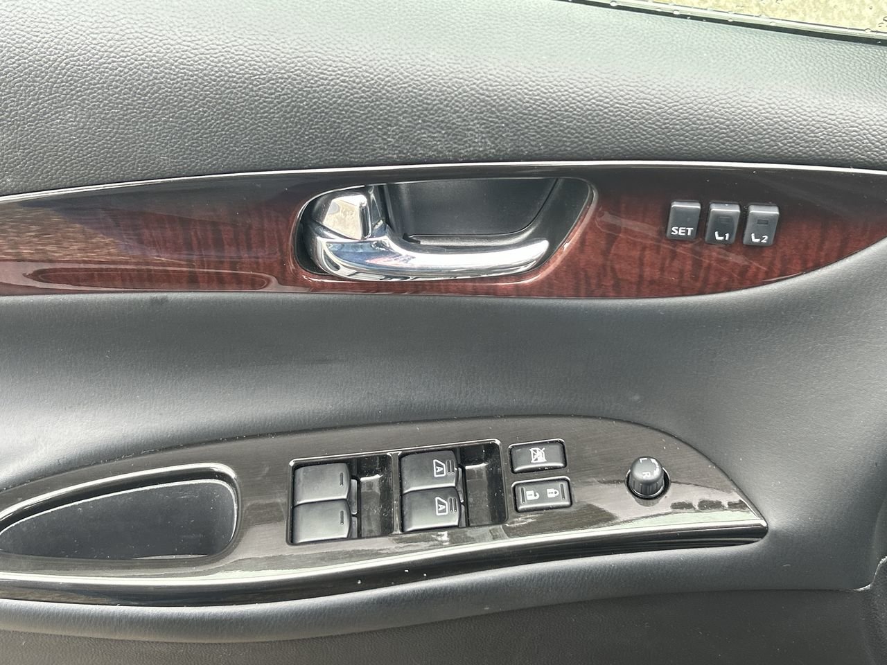 Used 2017  INFINITI  image 20