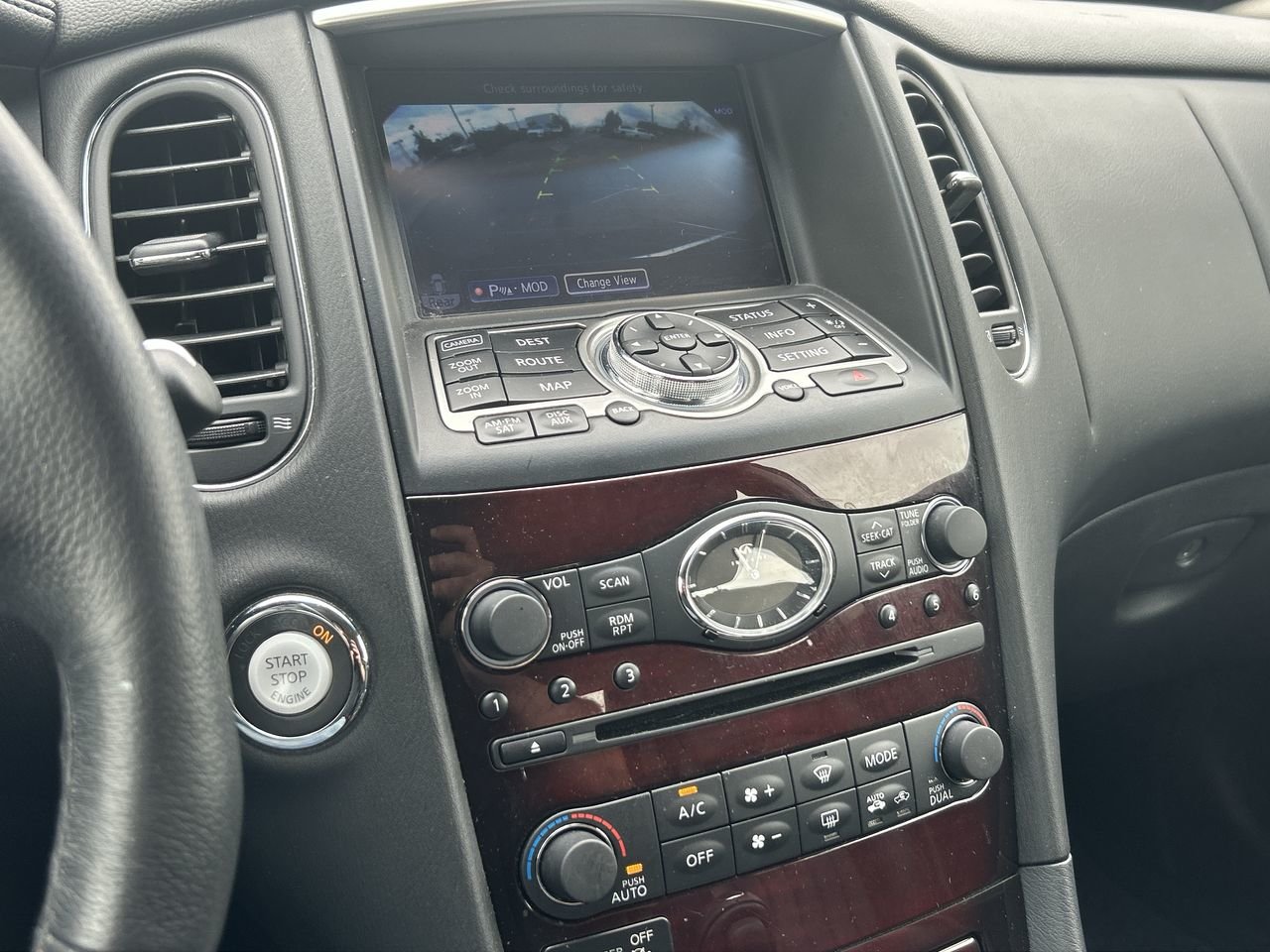 Used 2017  INFINITI  image 27