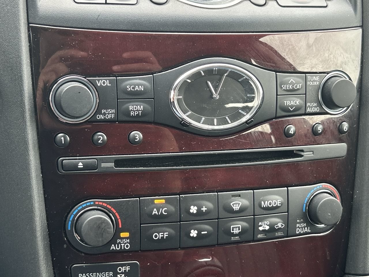 Used 2017  INFINITI  image 23