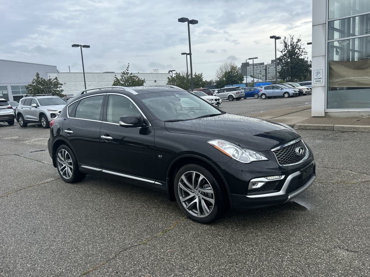 Used 2017  INFINITI  image 16