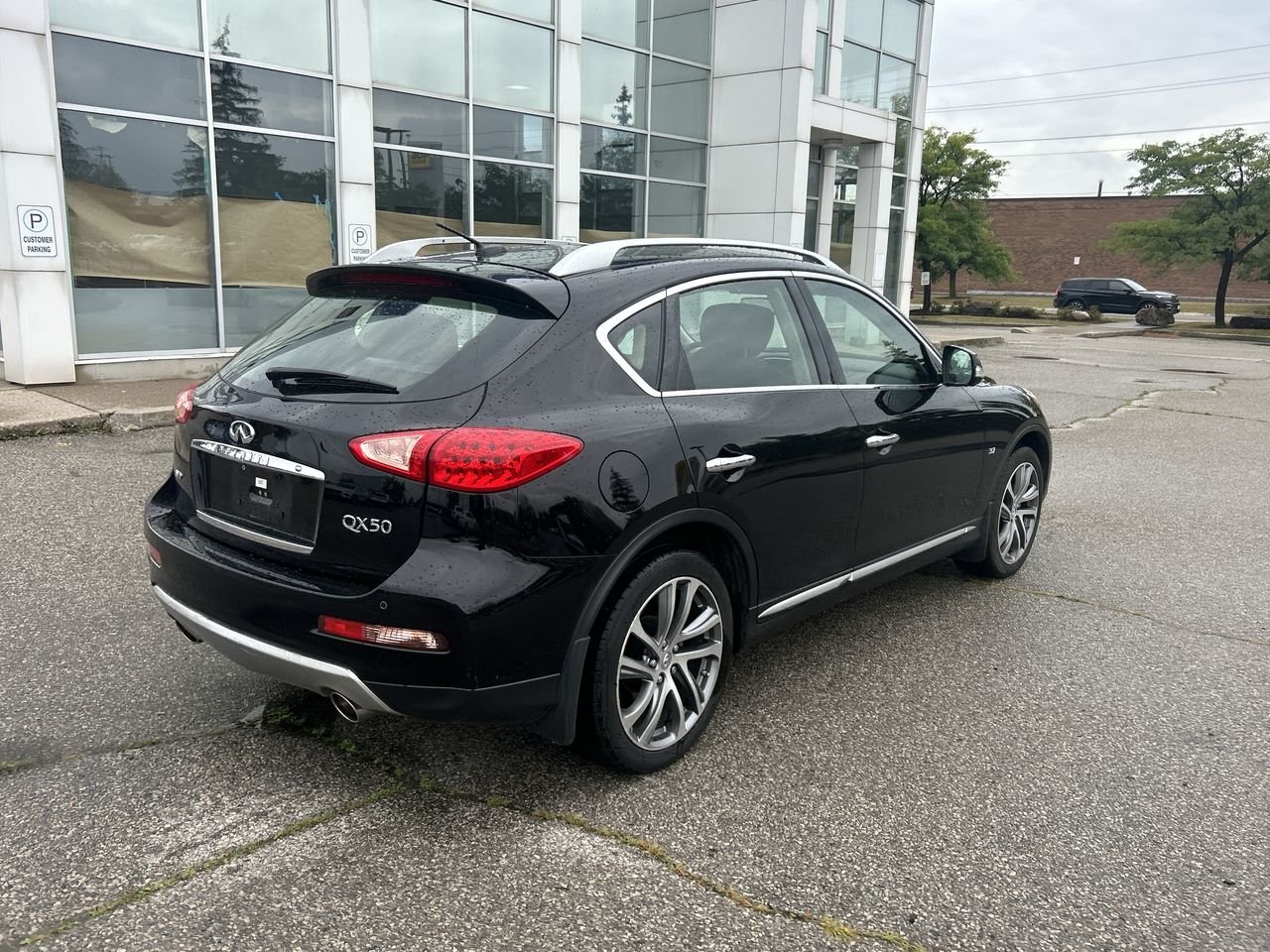 Used 2017  INFINITI  image 11