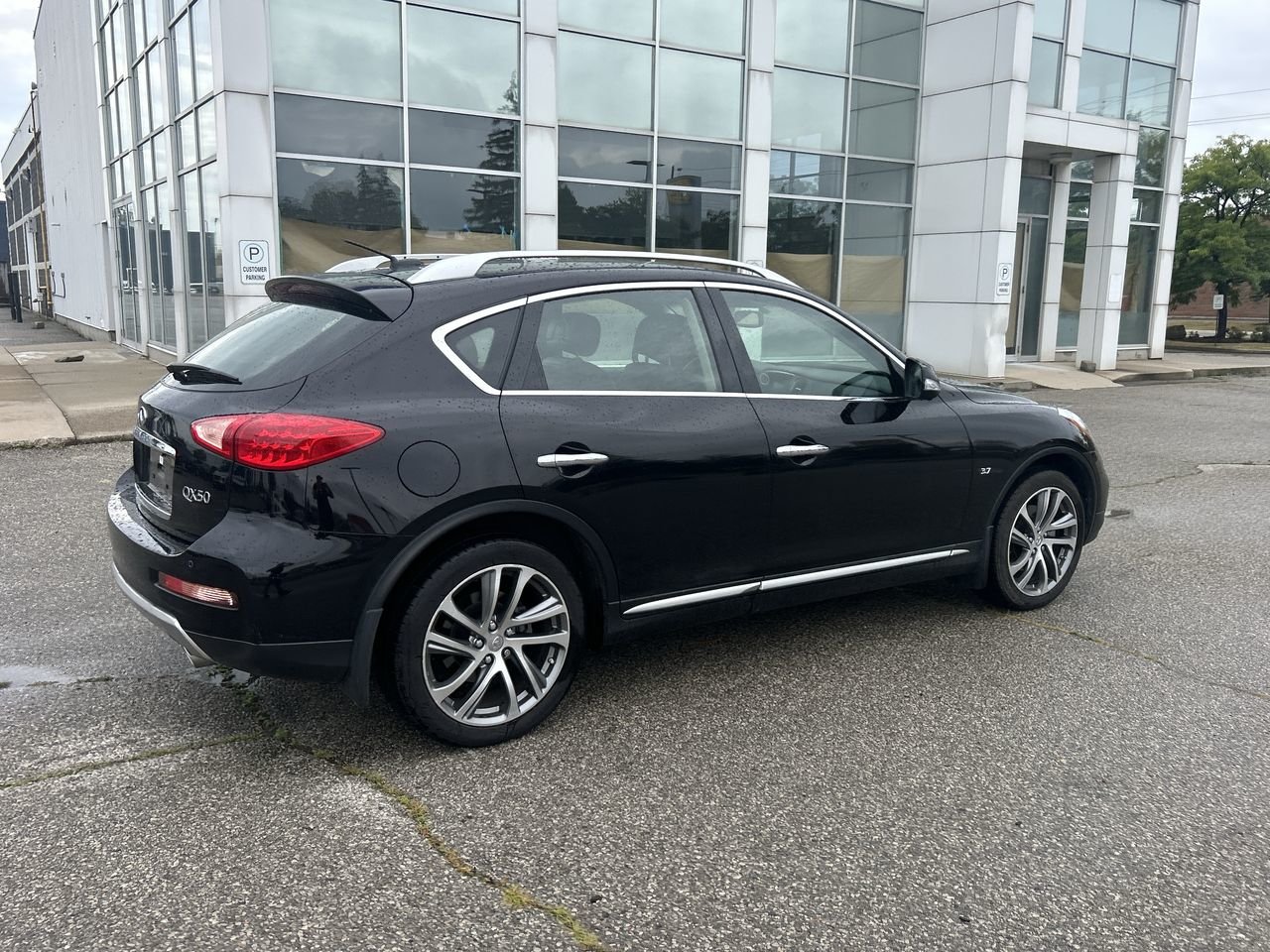 Used 2017  INFINITI  image 12
