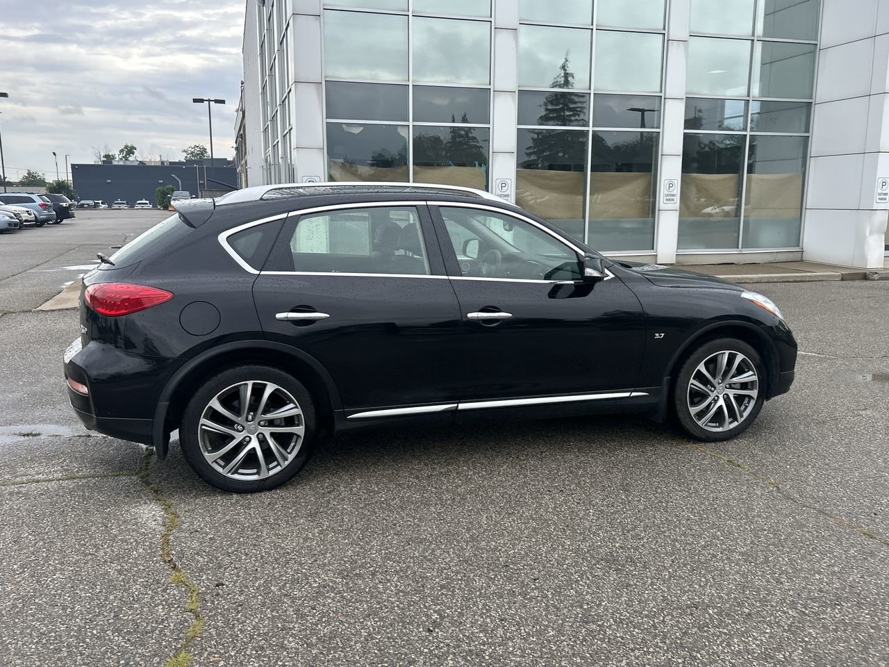 Used 2017  INFINITI  image 13