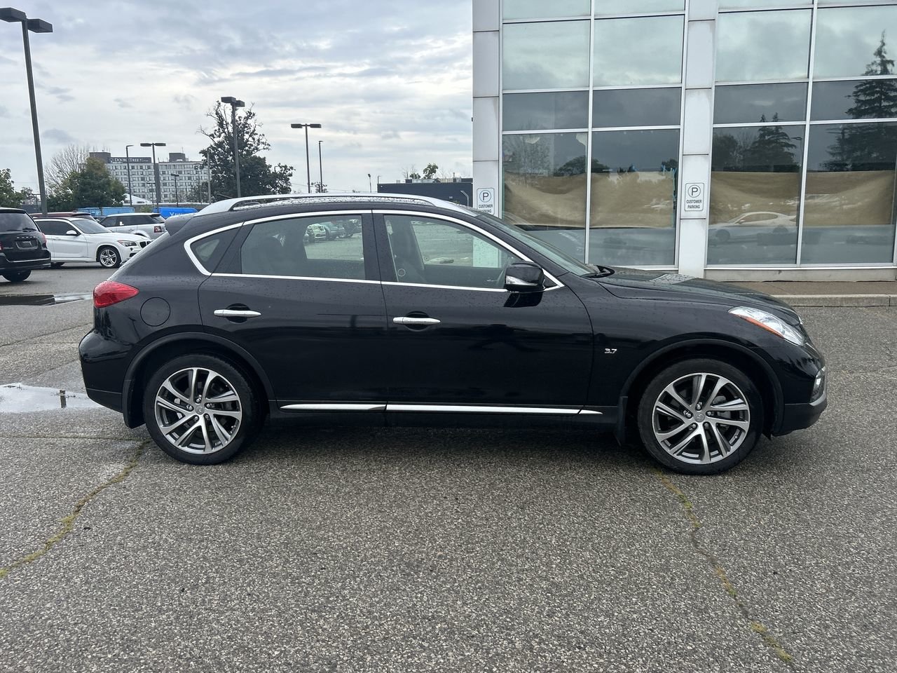 Used 2017  INFINITI  image 14