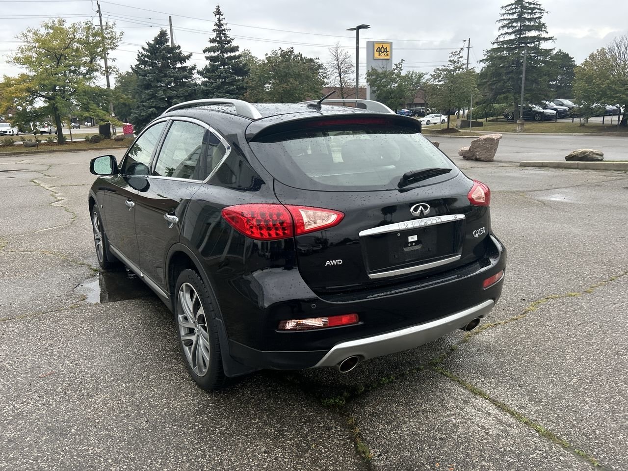 Used 2017  INFINITI  image 8