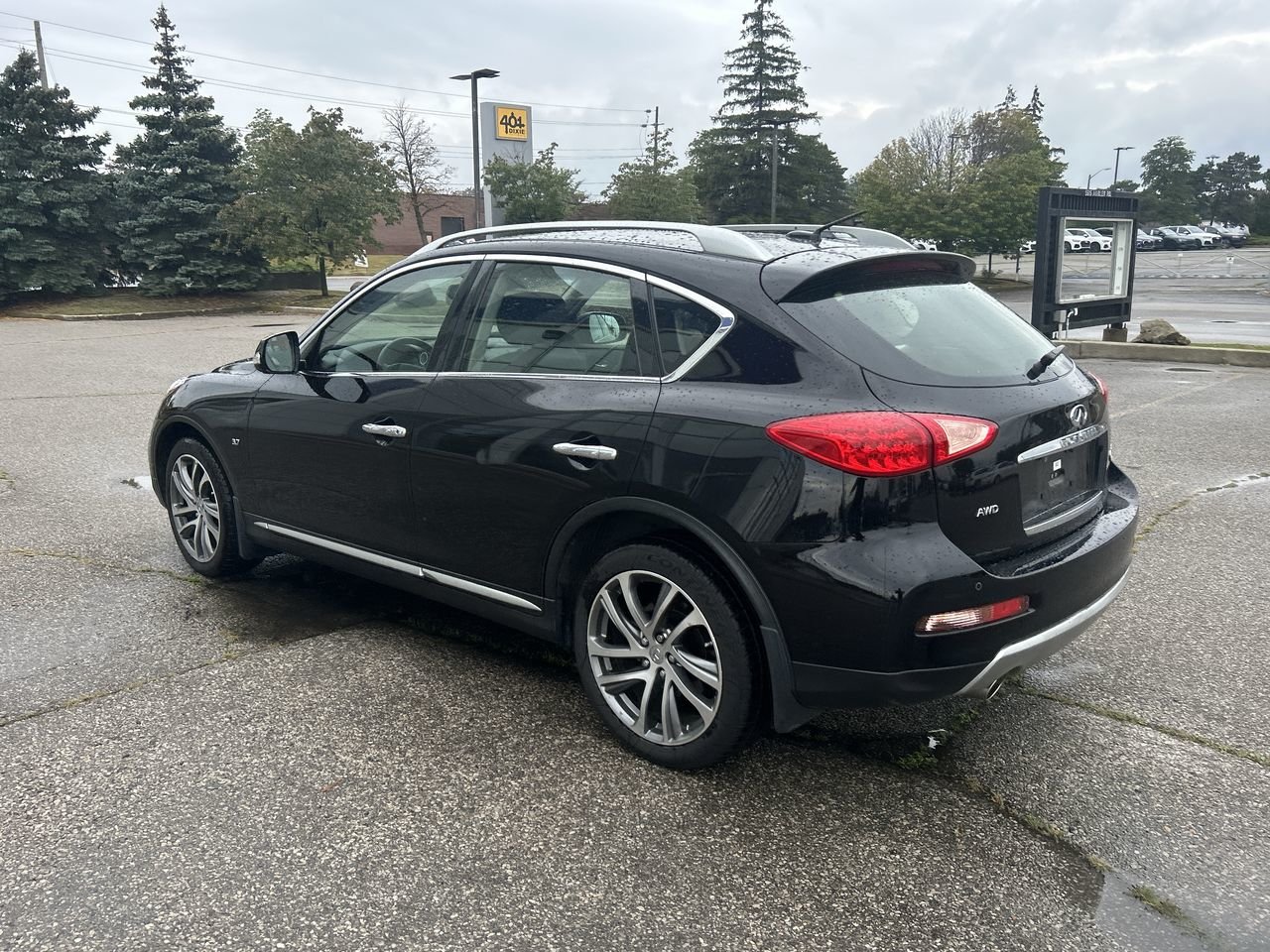 Used 2017  INFINITI  image 7