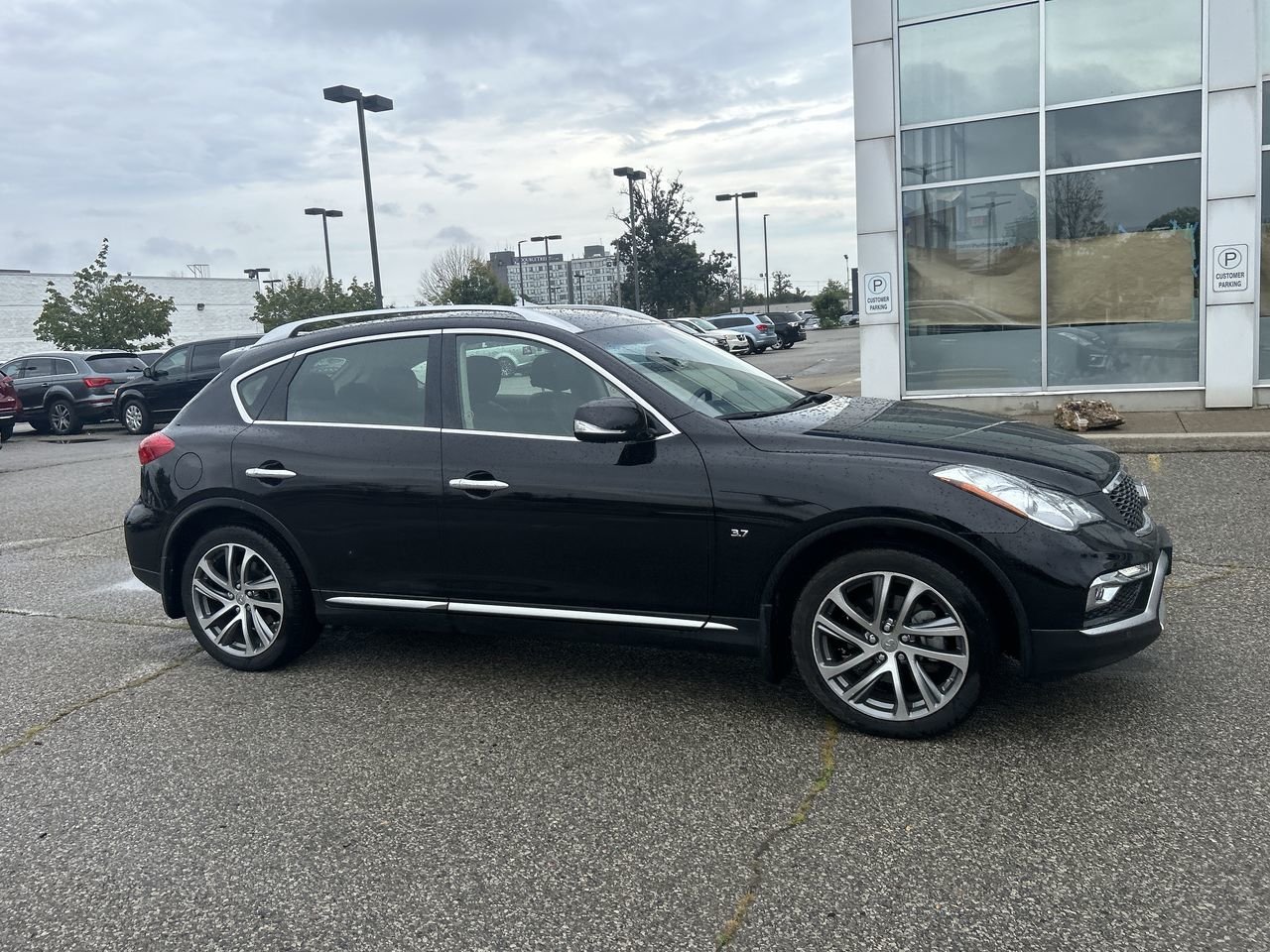 Used 2017  INFINITI  image 15