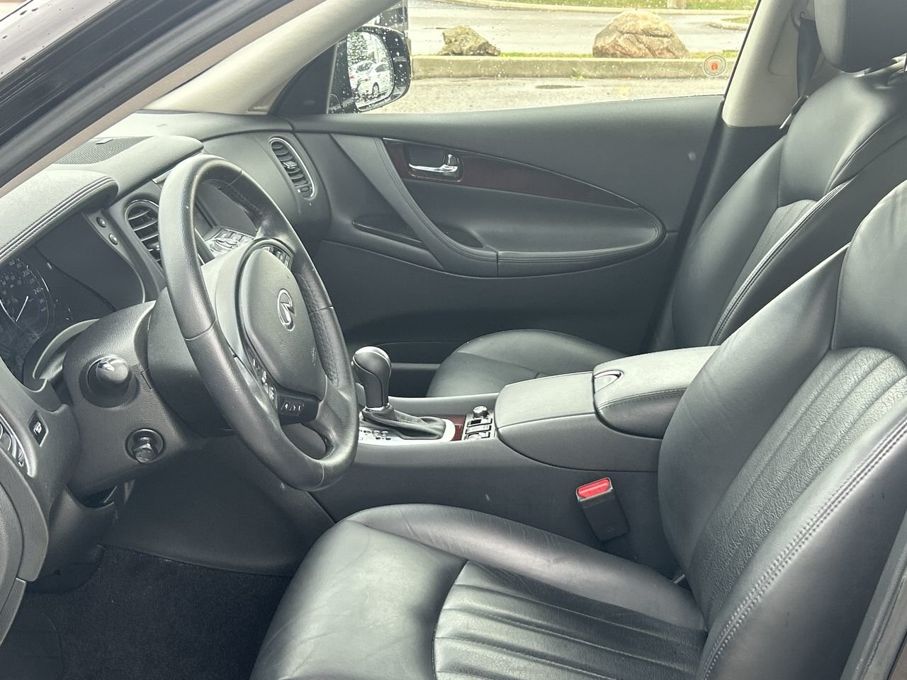 Used 2017  INFINITI  image 19