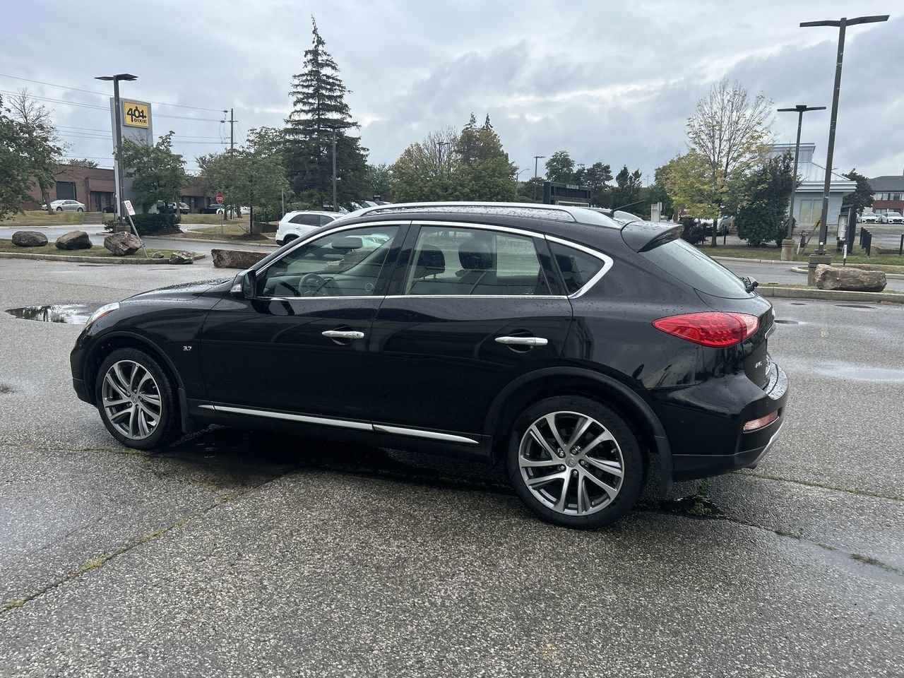 Used 2017  INFINITI  image 6