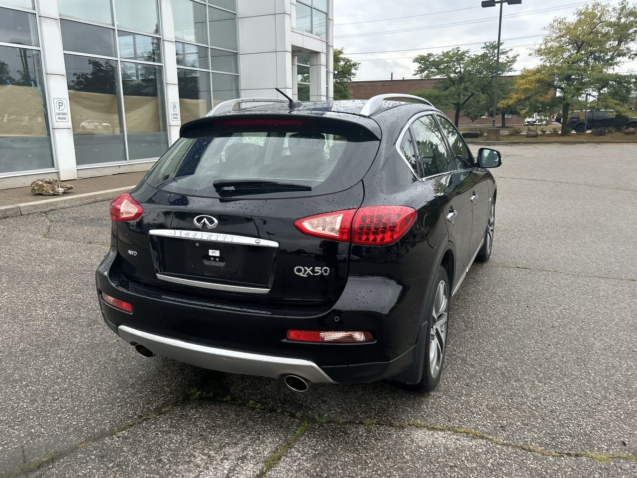 Used 2017  INFINITI  image 10
