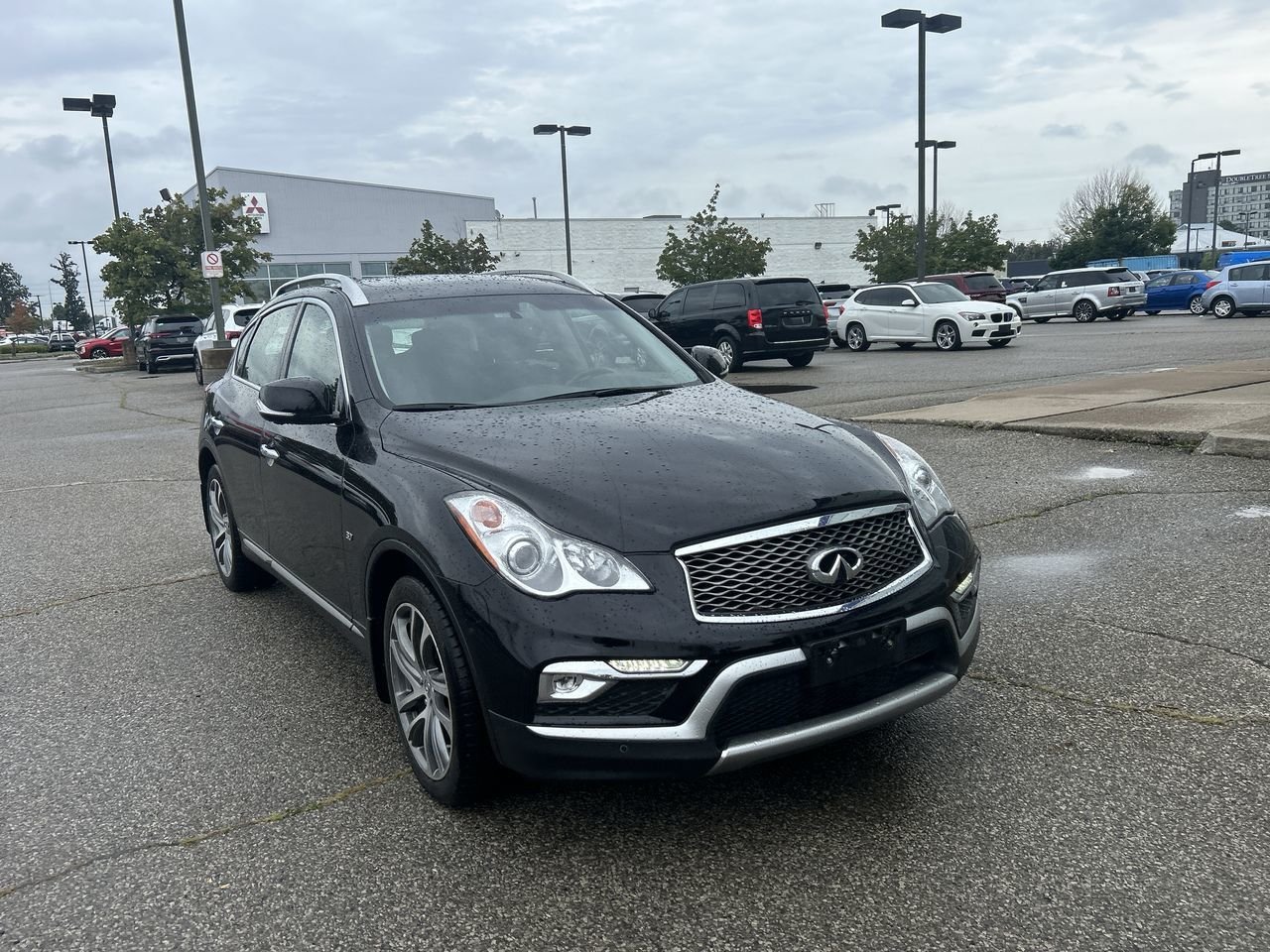 Used 2017  INFINITI  image 17