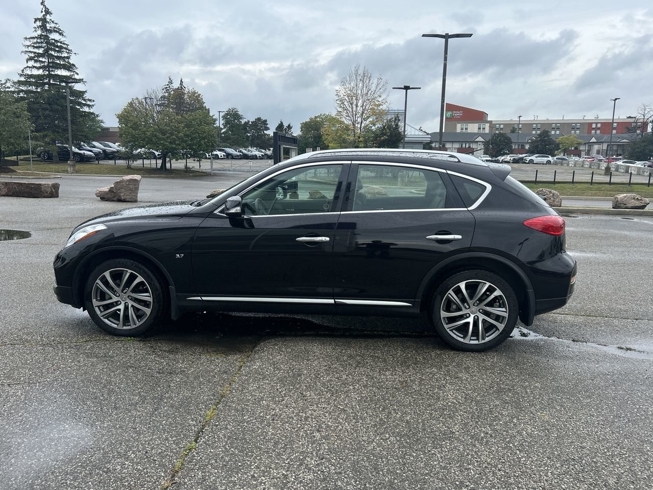 Used 2017  INFINITI  image 5