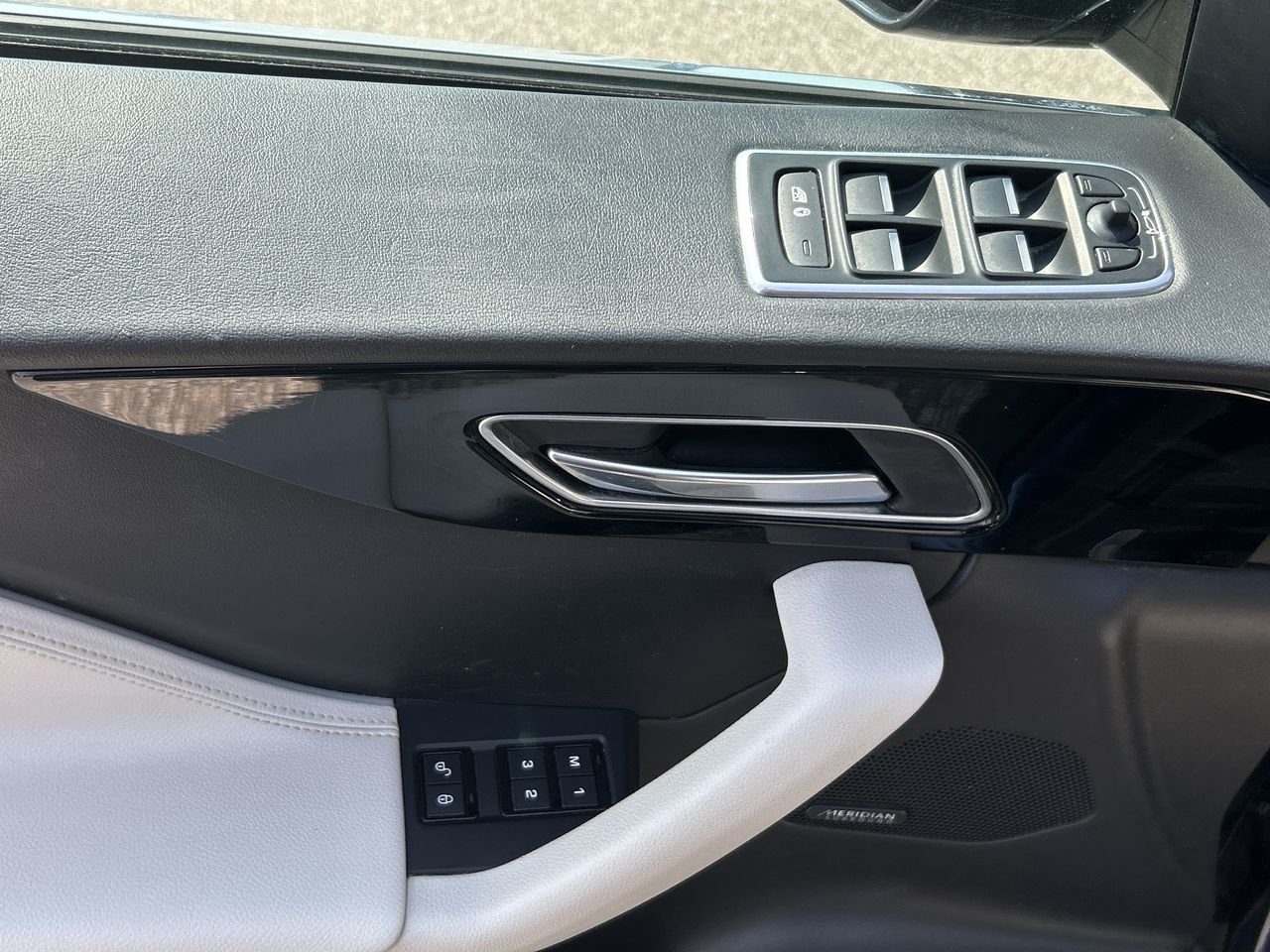 Used 2019  Jaguar Prestige image 21